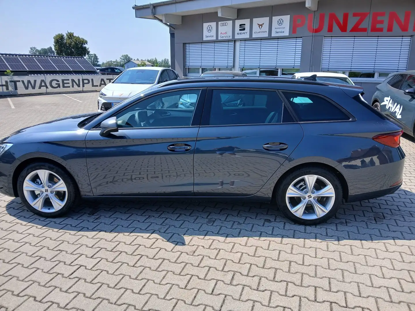 SEAT Leon FR 1.5 eTSI DSG 115 PS Grau - 2