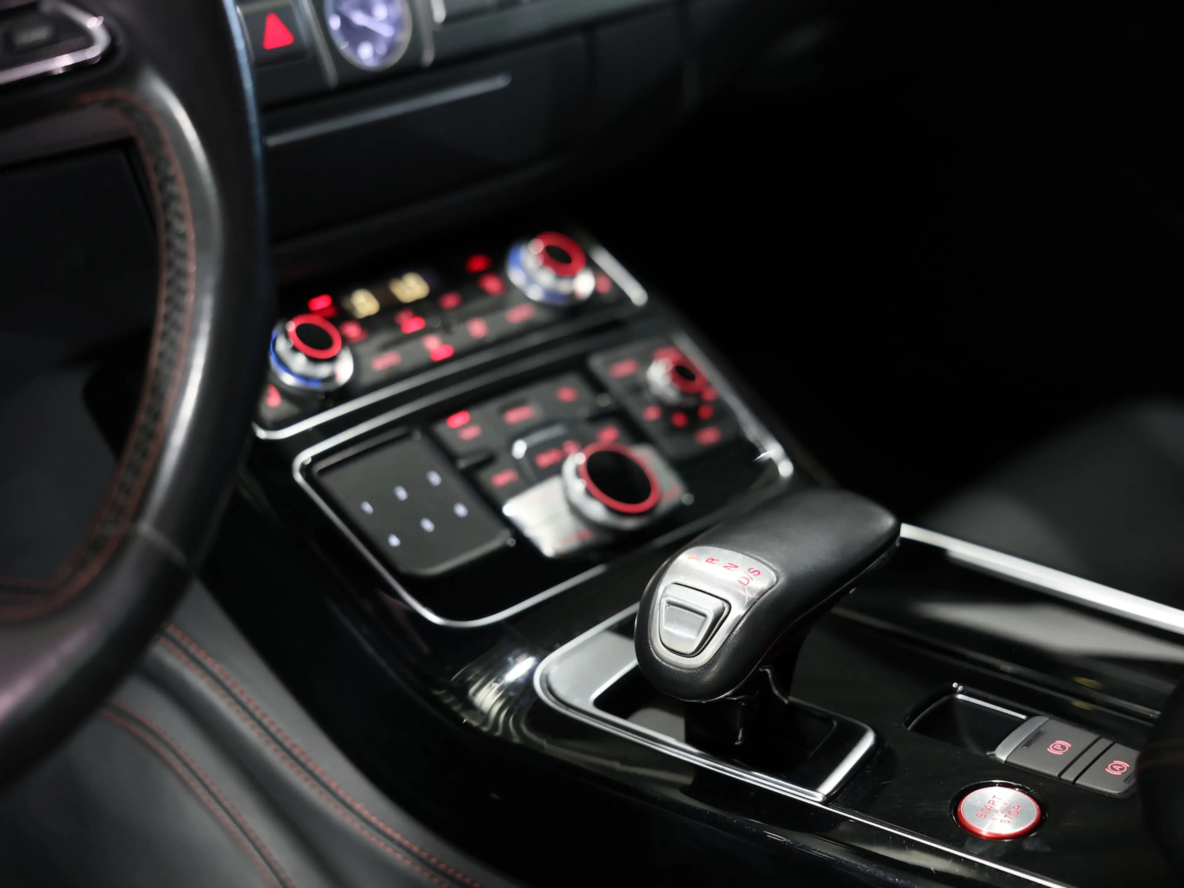 Audi S8 PLUS 4.0 TFSI Q EXCLUSIVE DESIGN BLACK MATRIX — photo 17