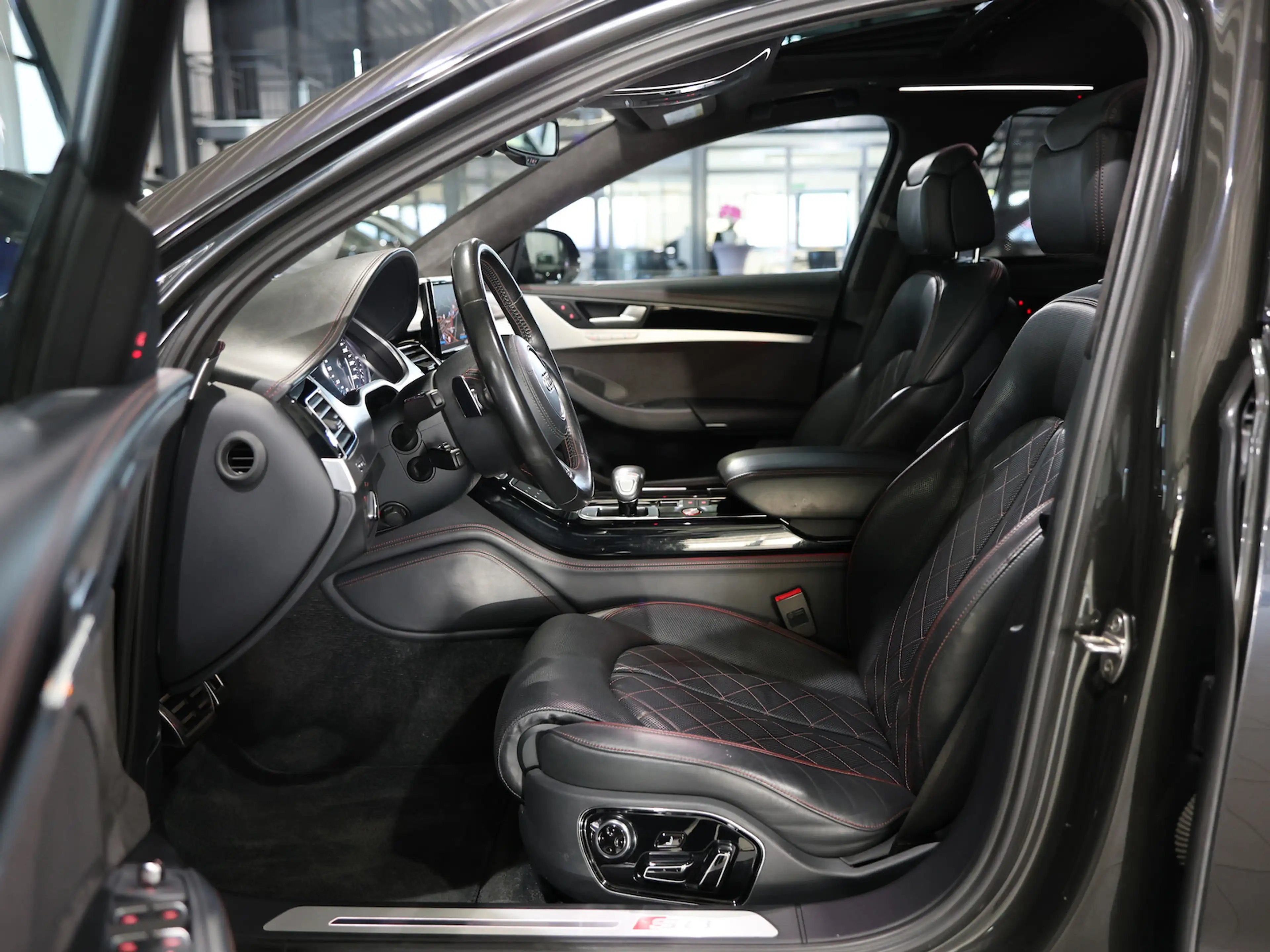 Audi S8 PLUS 4.0 TFSI Q EXCLUSIVE DESIGN BLACK MATRIX — photo 14