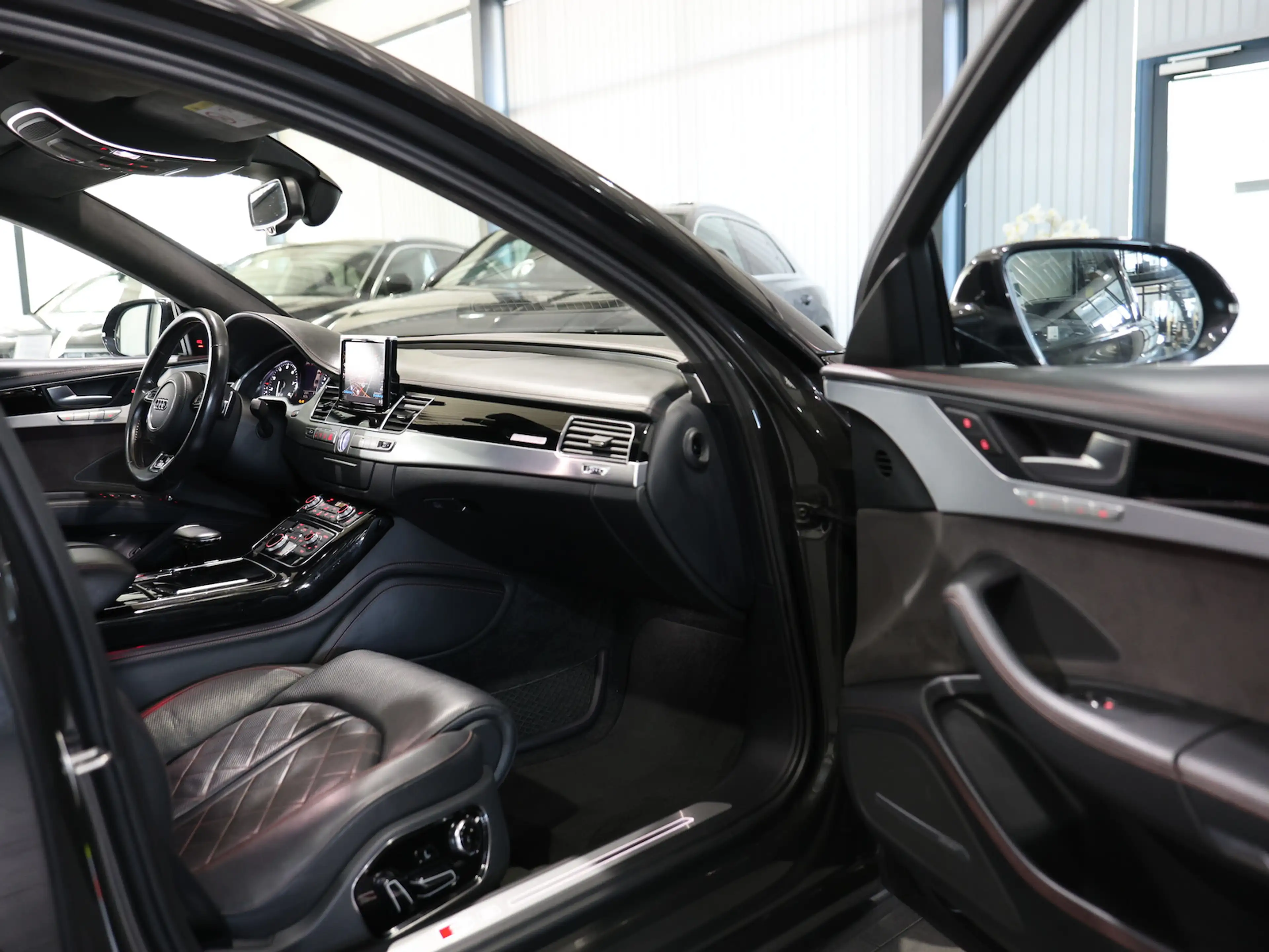 Audi S8 PLUS 4.0 TFSI Q EXCLUSIVE DESIGN BLACK MATRIX — photo 24