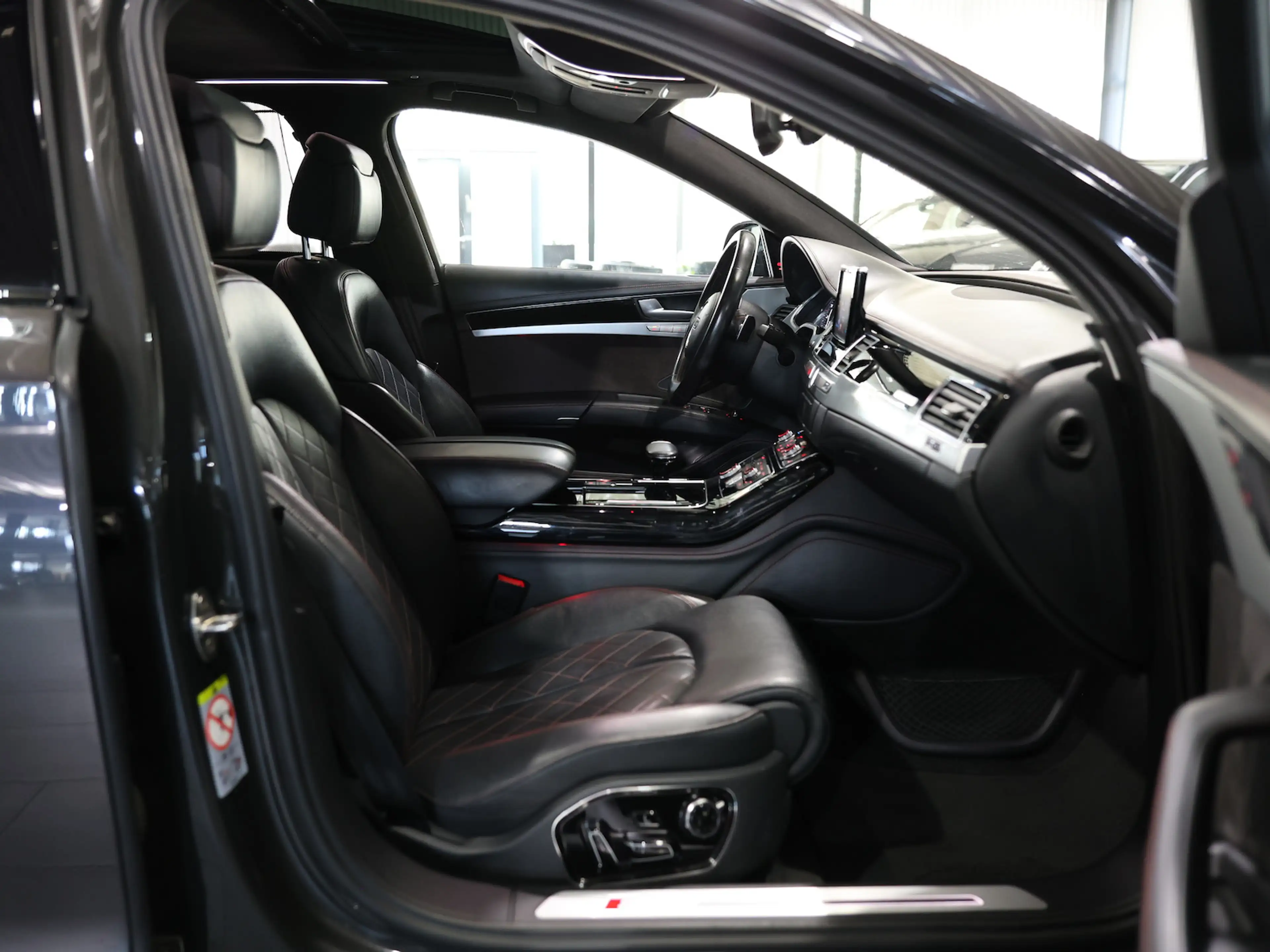 Audi S8 PLUS 4.0 TFSI Q EXCLUSIVE DESIGN BLACK MATRIX — photo 25