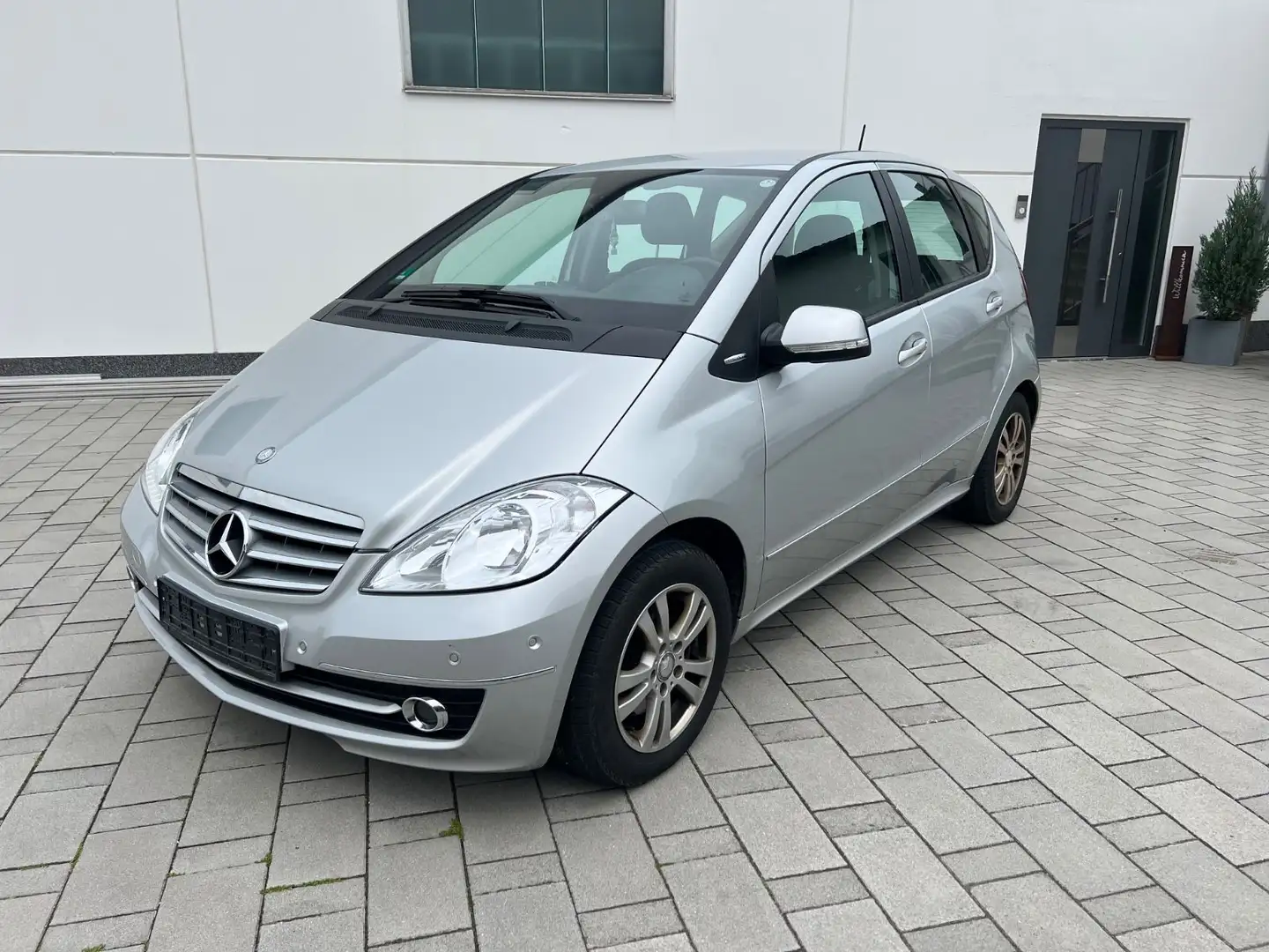 Mercedes-Benz A 180 Elegance Automatik Klima Sitzheizung 2-Hand Argent - 1
