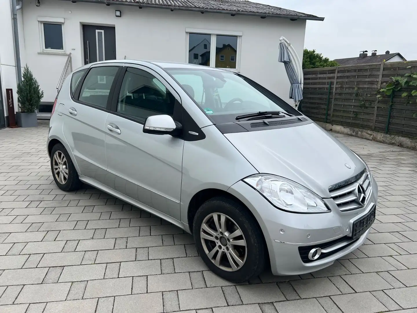 Mercedes-Benz A 180 Elegance Automatik Klima Sitzheizung 2-Hand Argent - 2