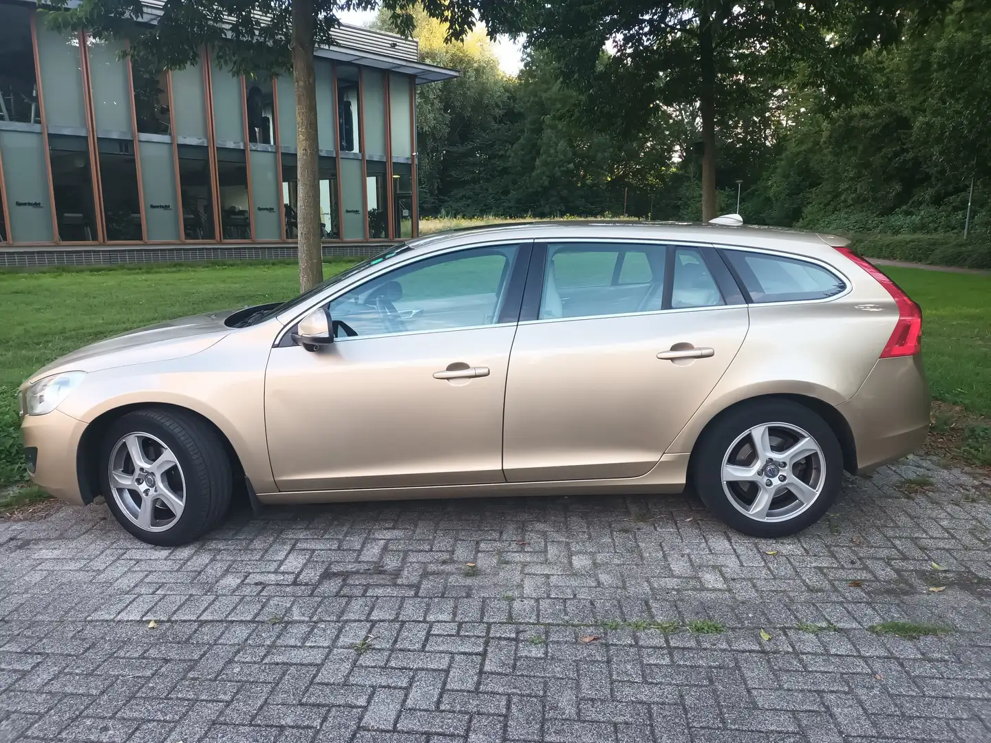Volvo V60 V60 1.6 T4 Momentum Auriu - 1