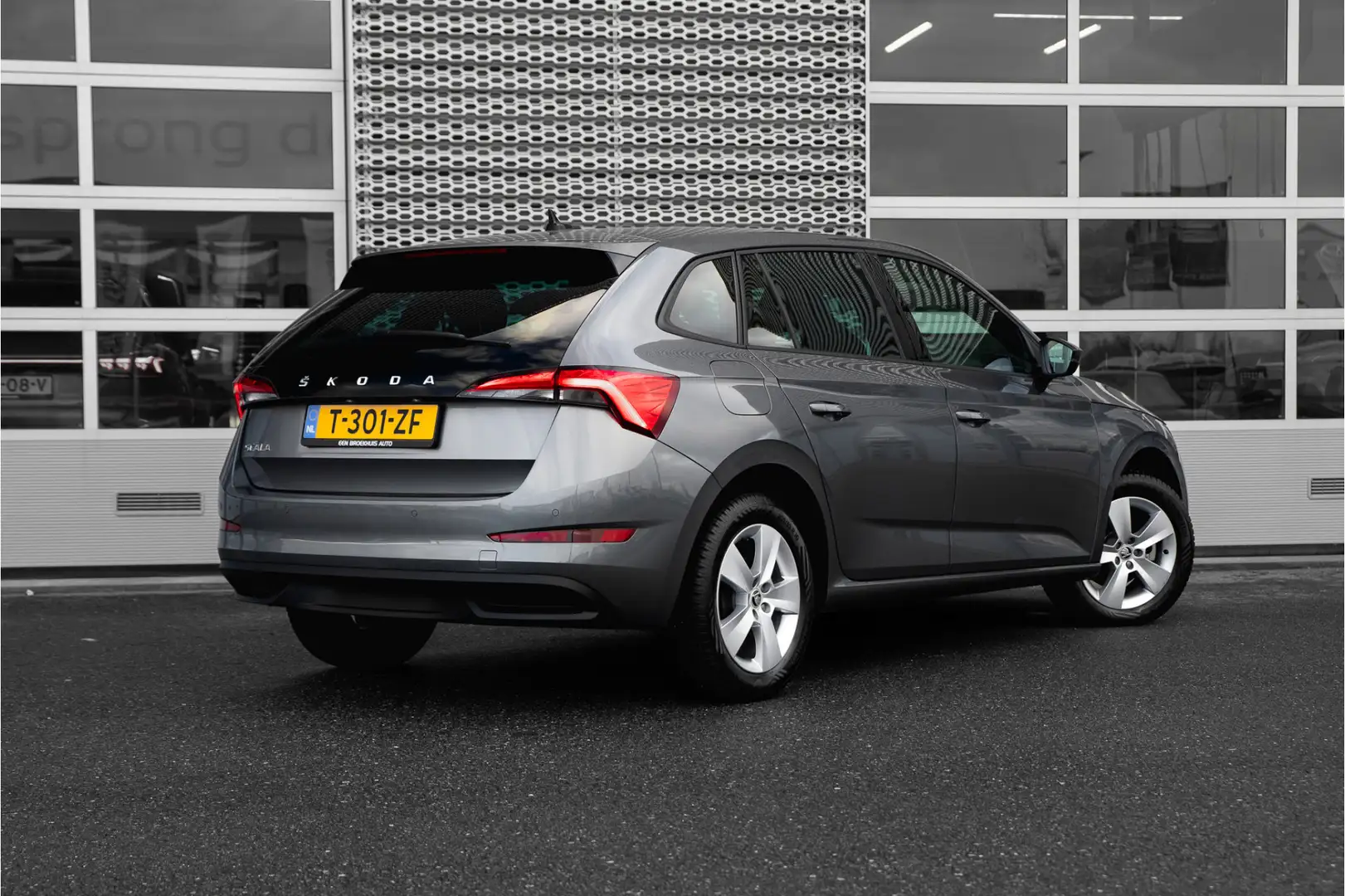 Skoda Scala 1.0 TSI Sport Business | Climate control | Cruise Grijs - 2