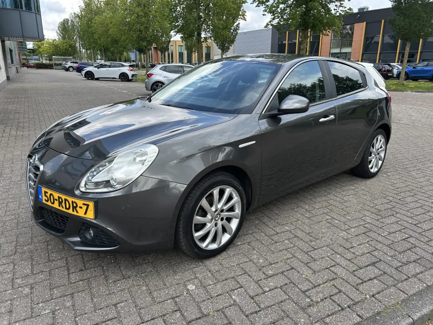 Alfa Romeo Giulietta 1.4 T Distinctive 120PK SPORTST CLIMA CRUISE NAP Grijs - 1