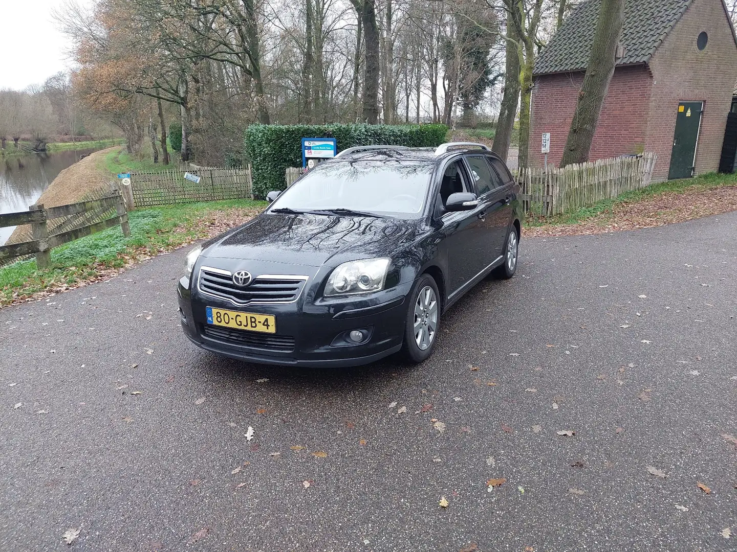 Toyota Avensis 1.8 VVTi Luna Bns Zwart - 1
