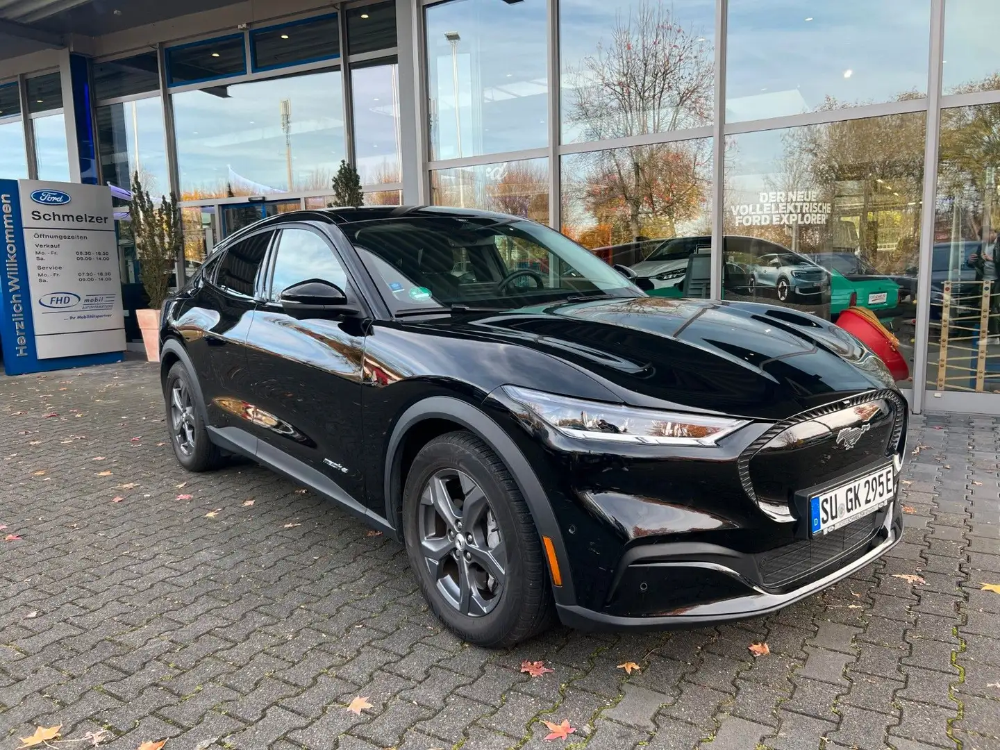 Ford Mustang Mach-E Basis Schwarz - 1