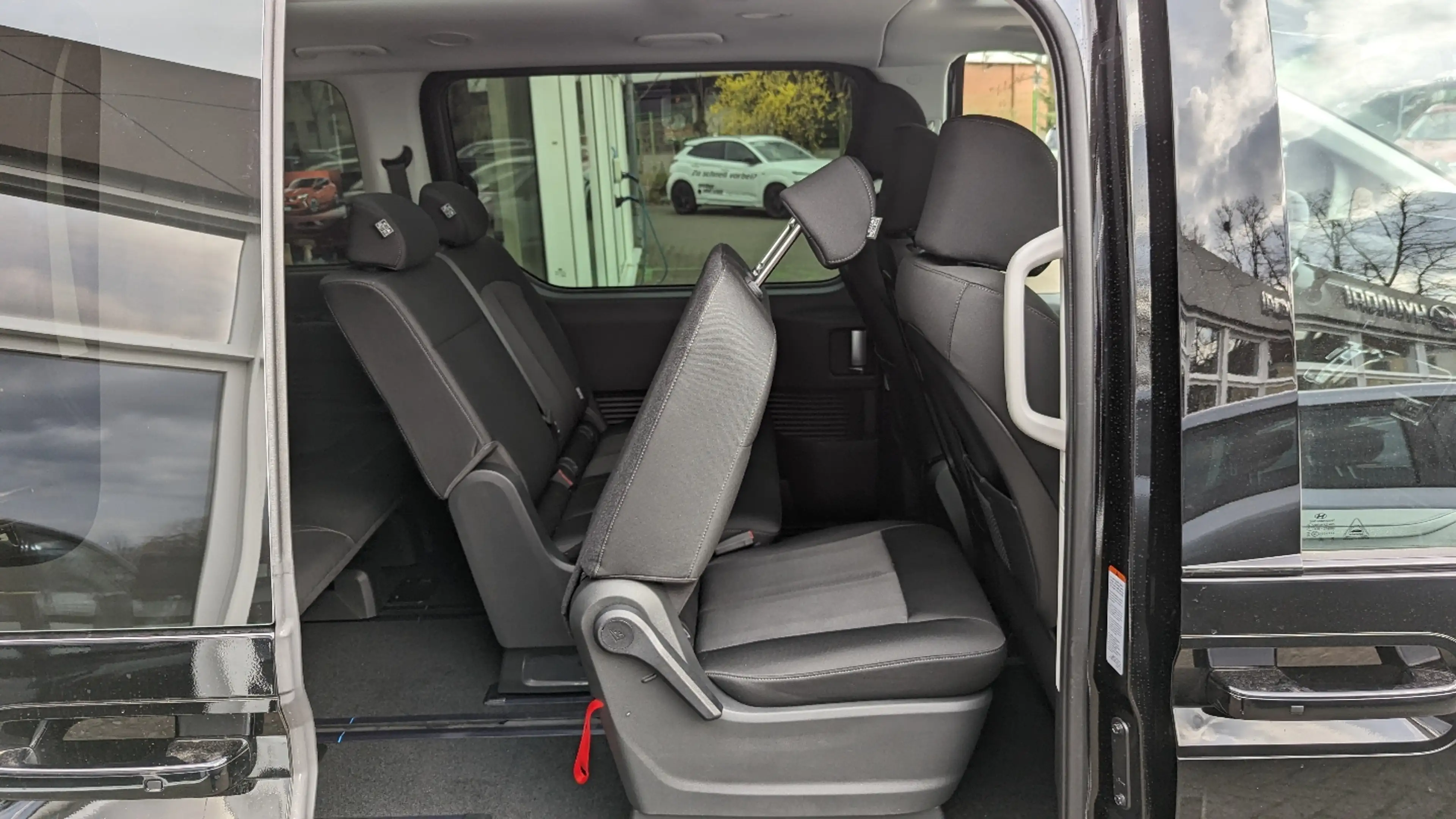 Hyundai STARIA 9-Sitzer 2.2 CRDi 8 A/T 4WD TREND Pano — photo 9