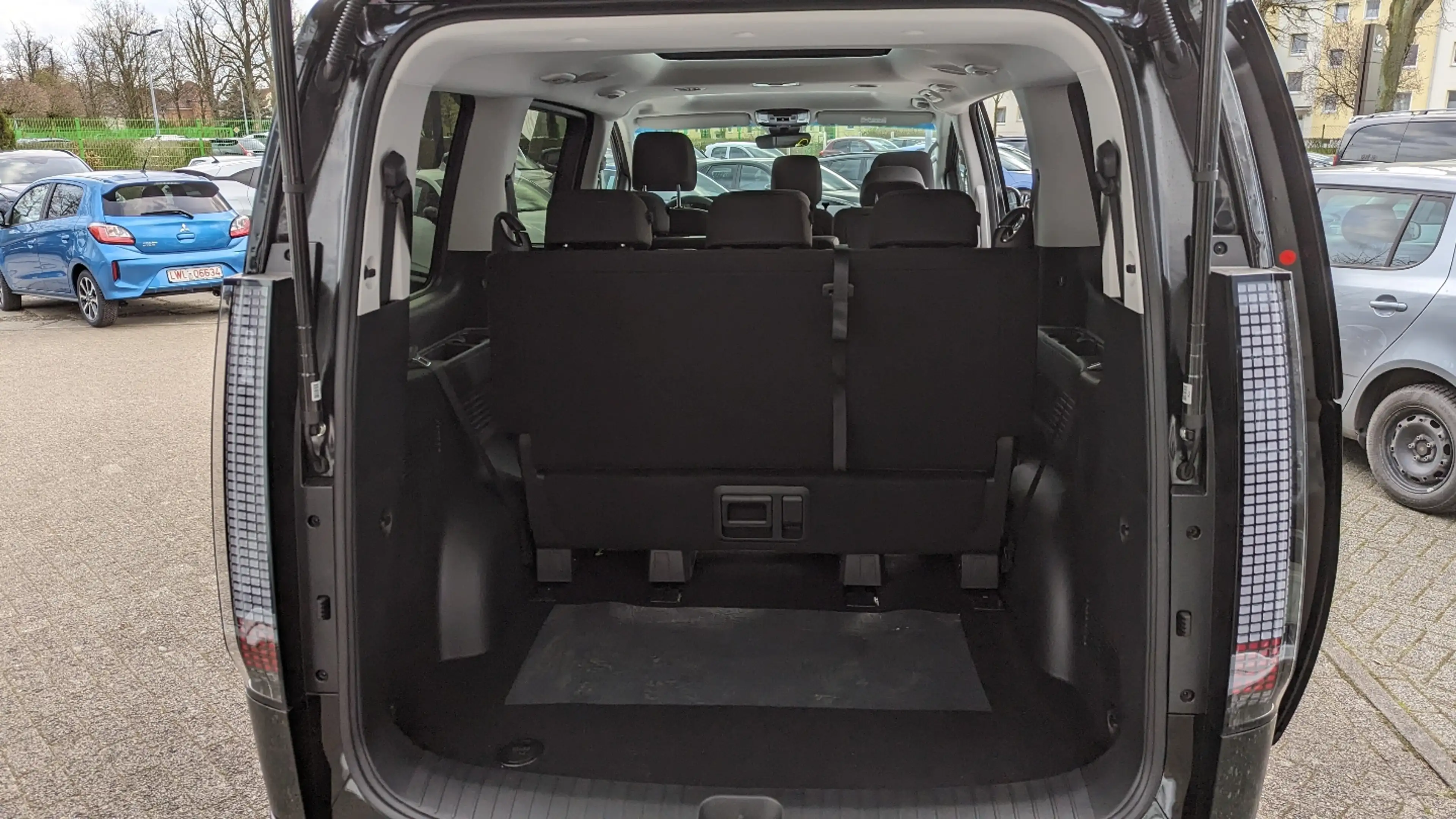 Hyundai STARIA 9-Sitzer 2.2 CRDi 8 A/T 4WD TREND Pano — photo 8