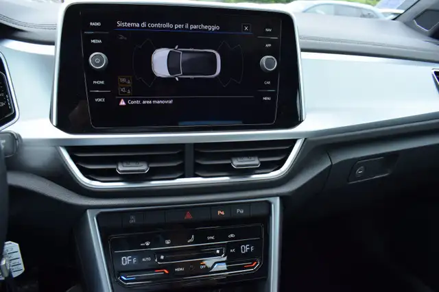 Volkswagen T-Roc view 9