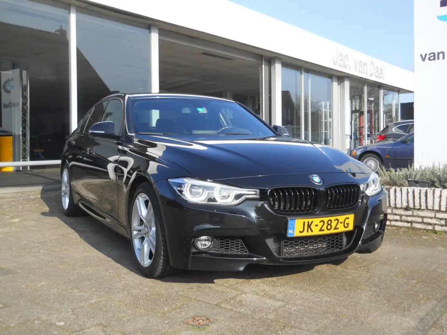 BMW 318i M-Sport Shadow 136 PK Zwart - 2