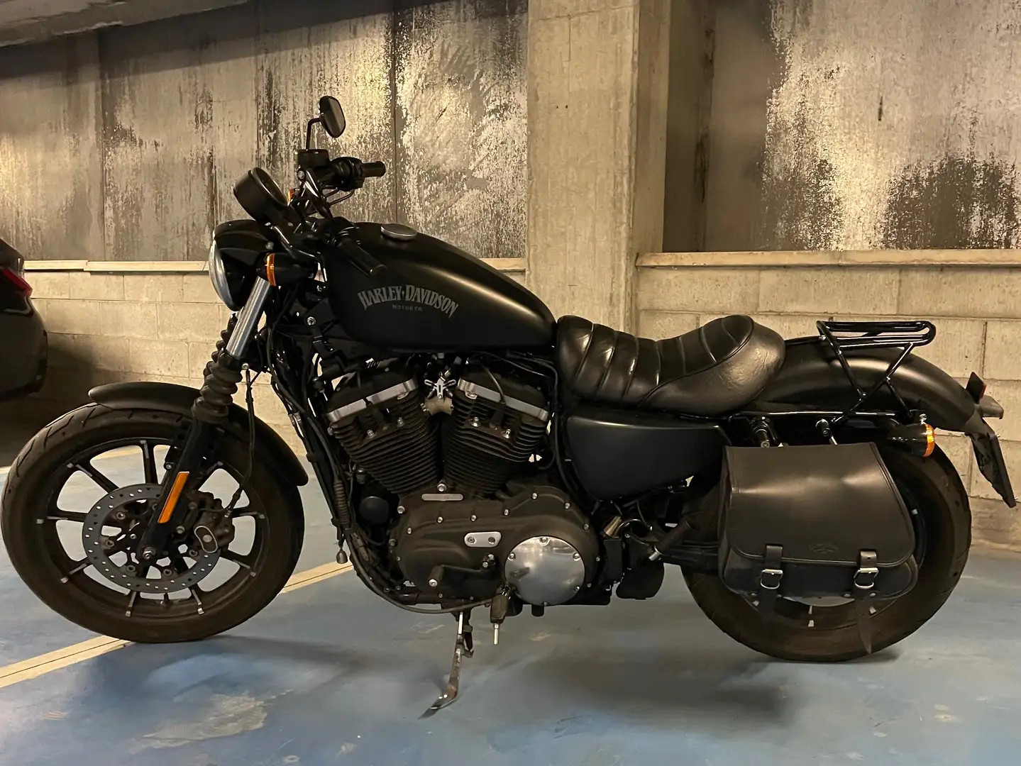 Harley-Davidson Iron 883 Noir - 1