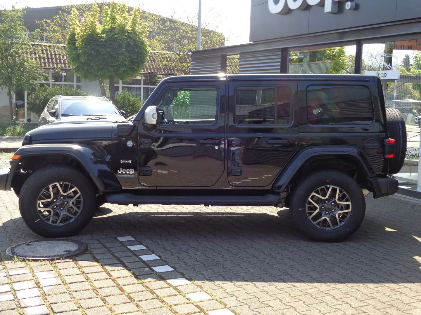 Jeep Wrangler Unlimited PHEV Sahara MY22 Schwarz - 2