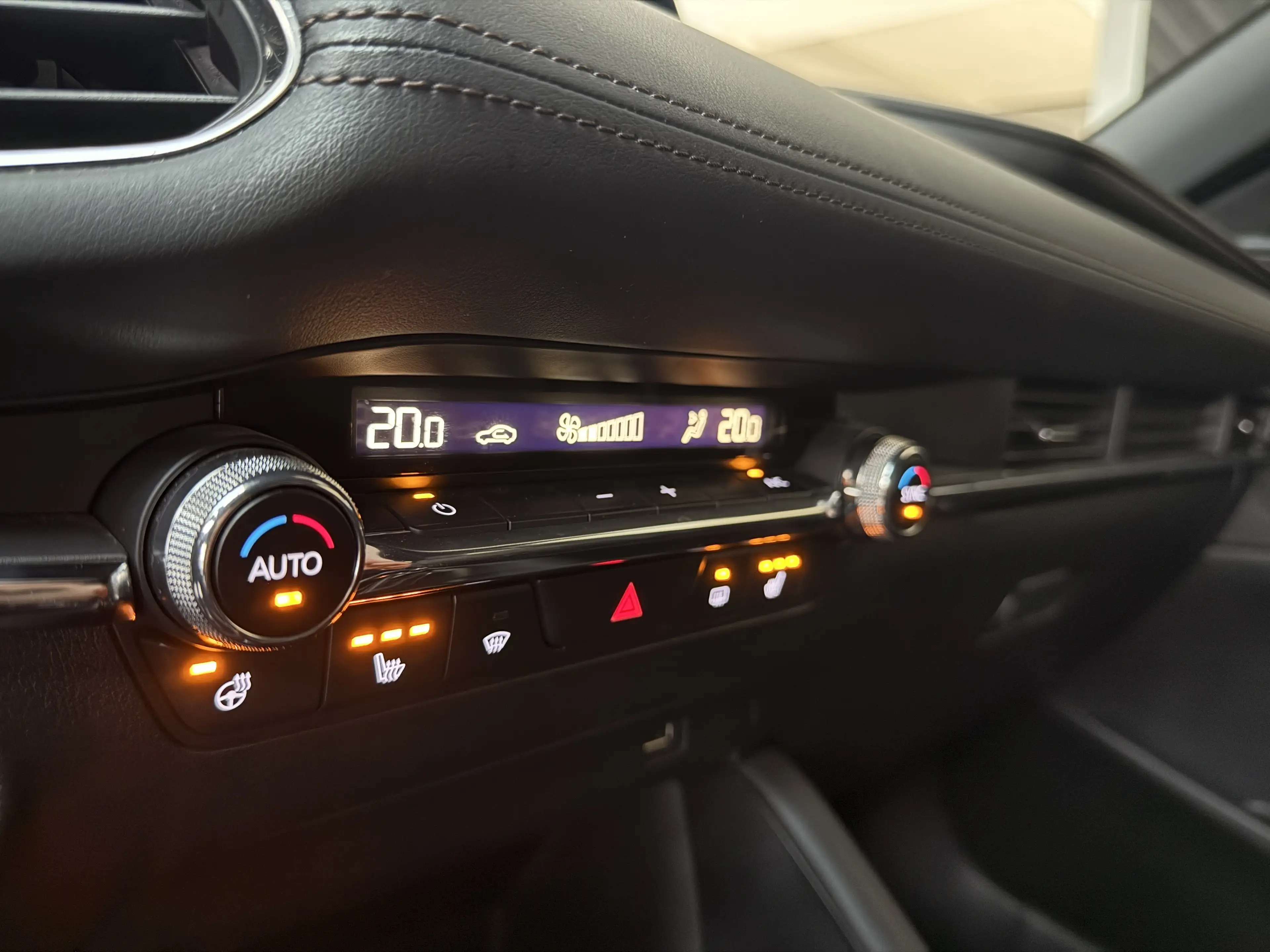 Mazda 3 Selection 1-Hand 360 Kamera Head Up SHZ Navi — photo 13