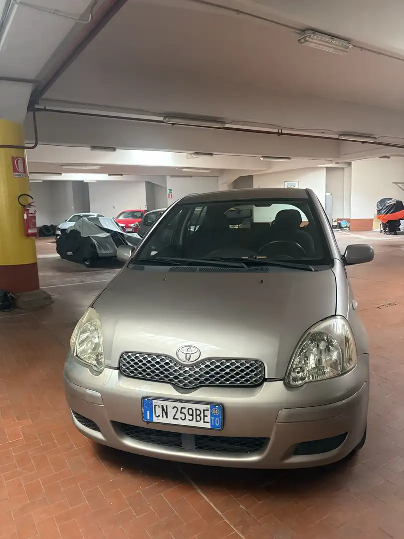 Toyota Yaris Silber - 1