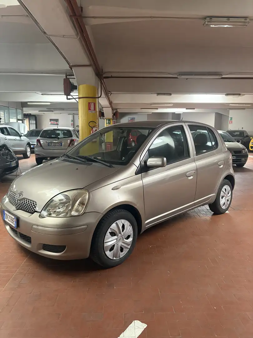 Toyota Yaris Silber - 2