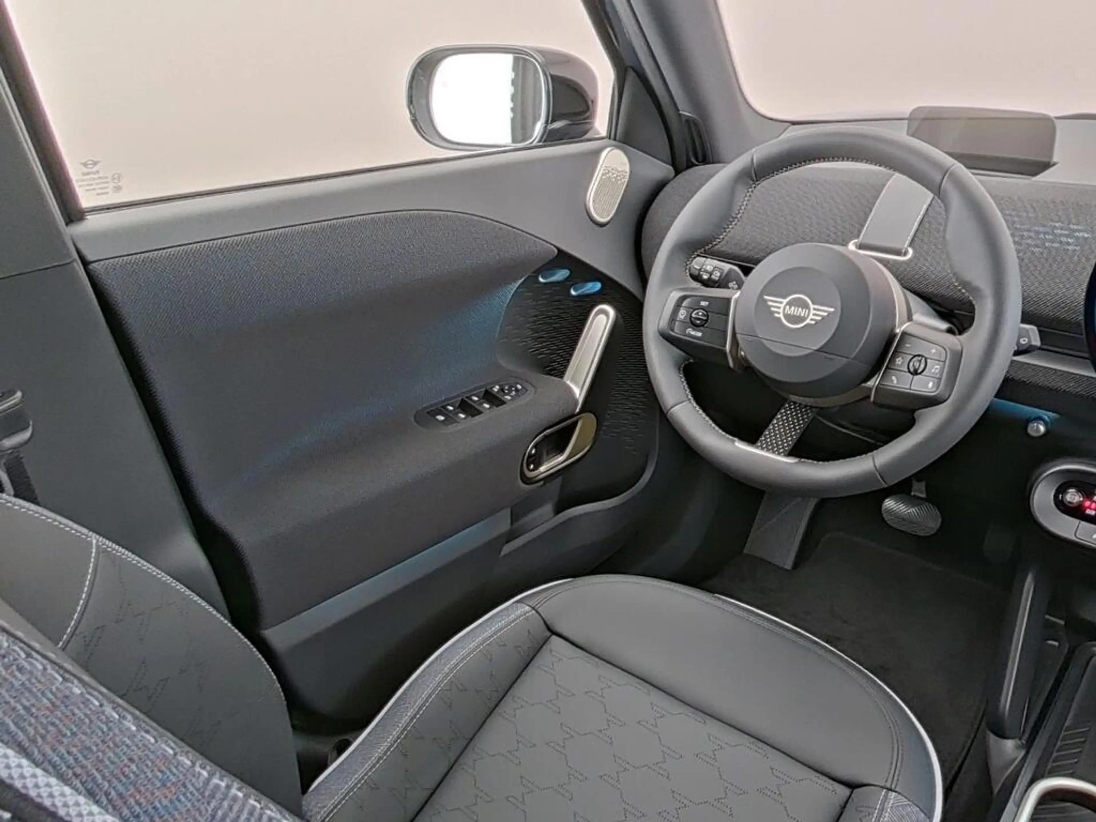 MINI Aceman E Classic L 42.5 kWh — photo 4