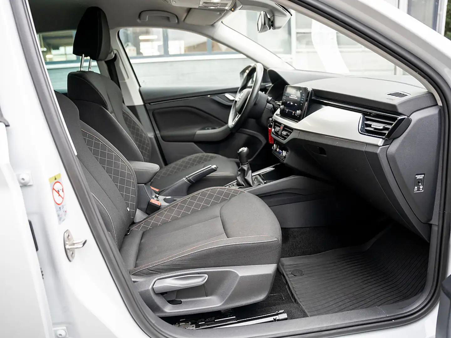 Skoda Scala 1.0 TSI Drive 125 KLIMA DAB+ SITZHZG AL Weiß - 2