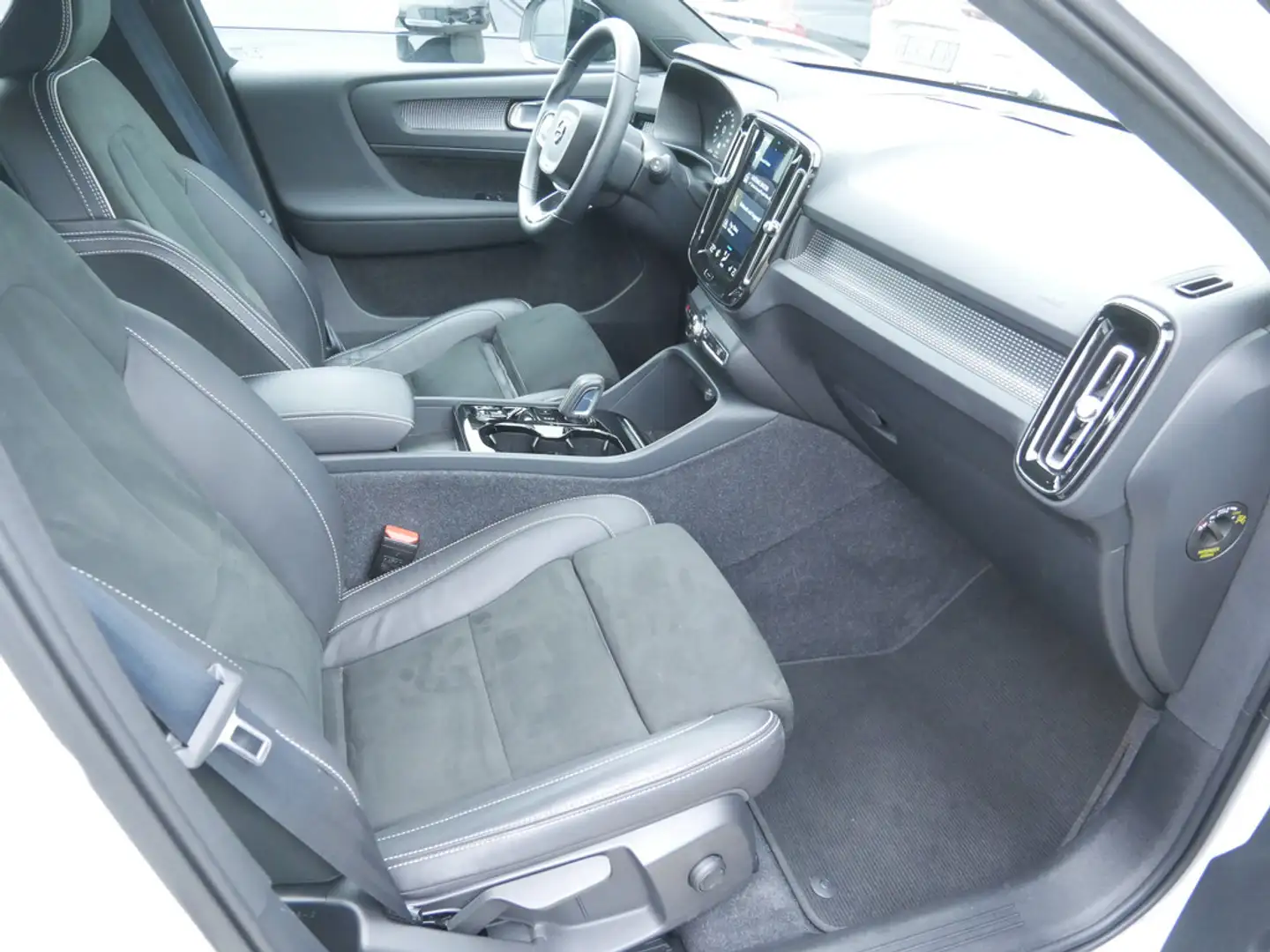 Volvo XC40 T5 Twin Engine KLIMA SHZ NAVI LED Wit - 2