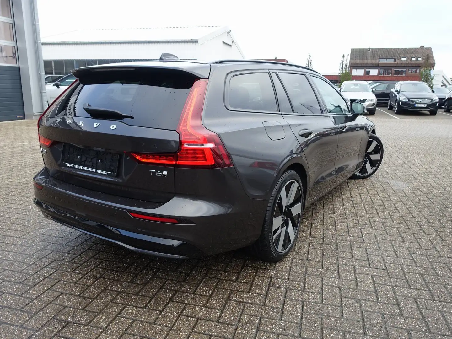 Volvo V60 Plus DarkT6 AWD Plug-in Hybrid/Pano/H&K/360° Grau - 2
