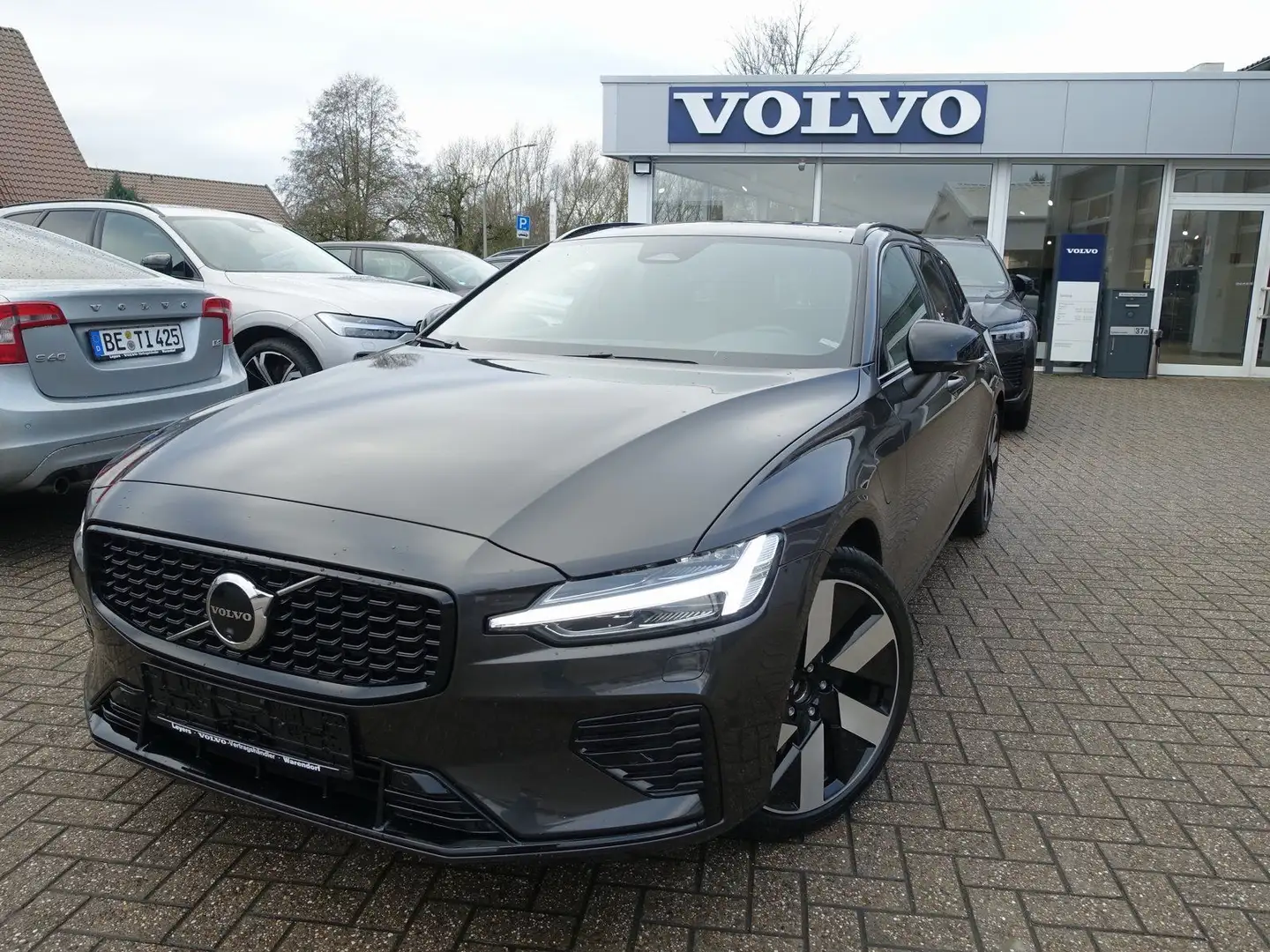Volvo V60 Plus DarkT6 AWD Plug-in Hybrid/Pano/H&K/360° Grau - 1