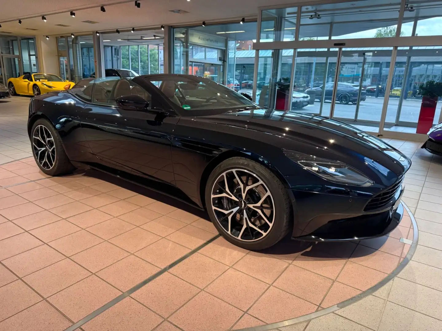 Aston Martin DB11 V8 Volante  Bang&Olufsen/BlackPack/1Hand Schwarz - 2