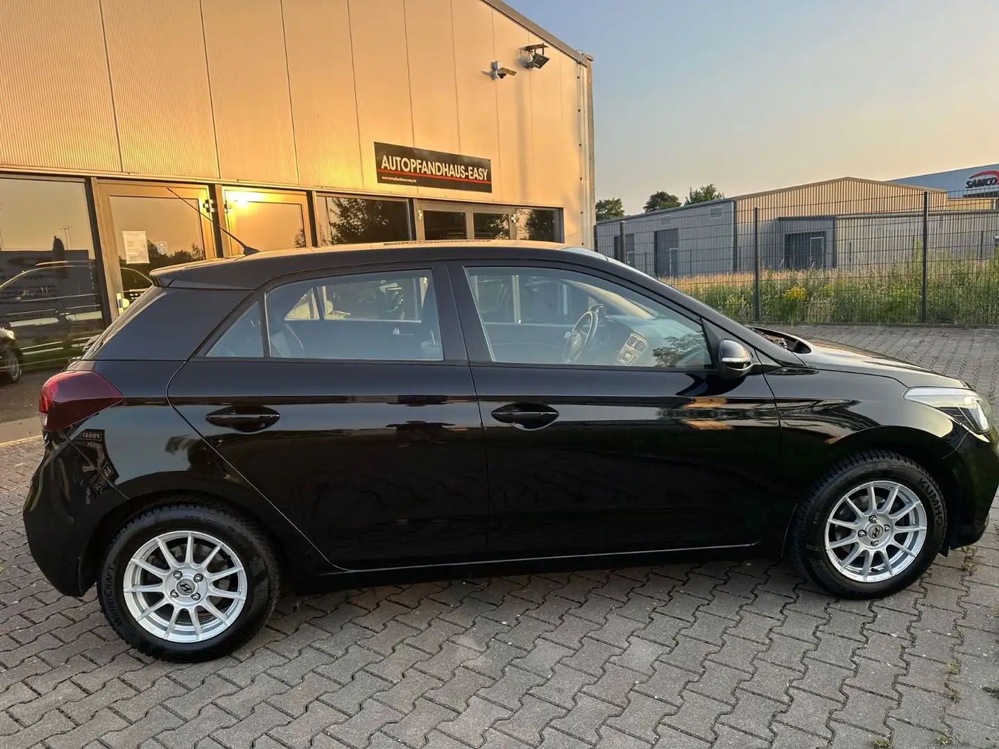Hyundai i20 Select 1Hand Klima Alu Schwarz - 2