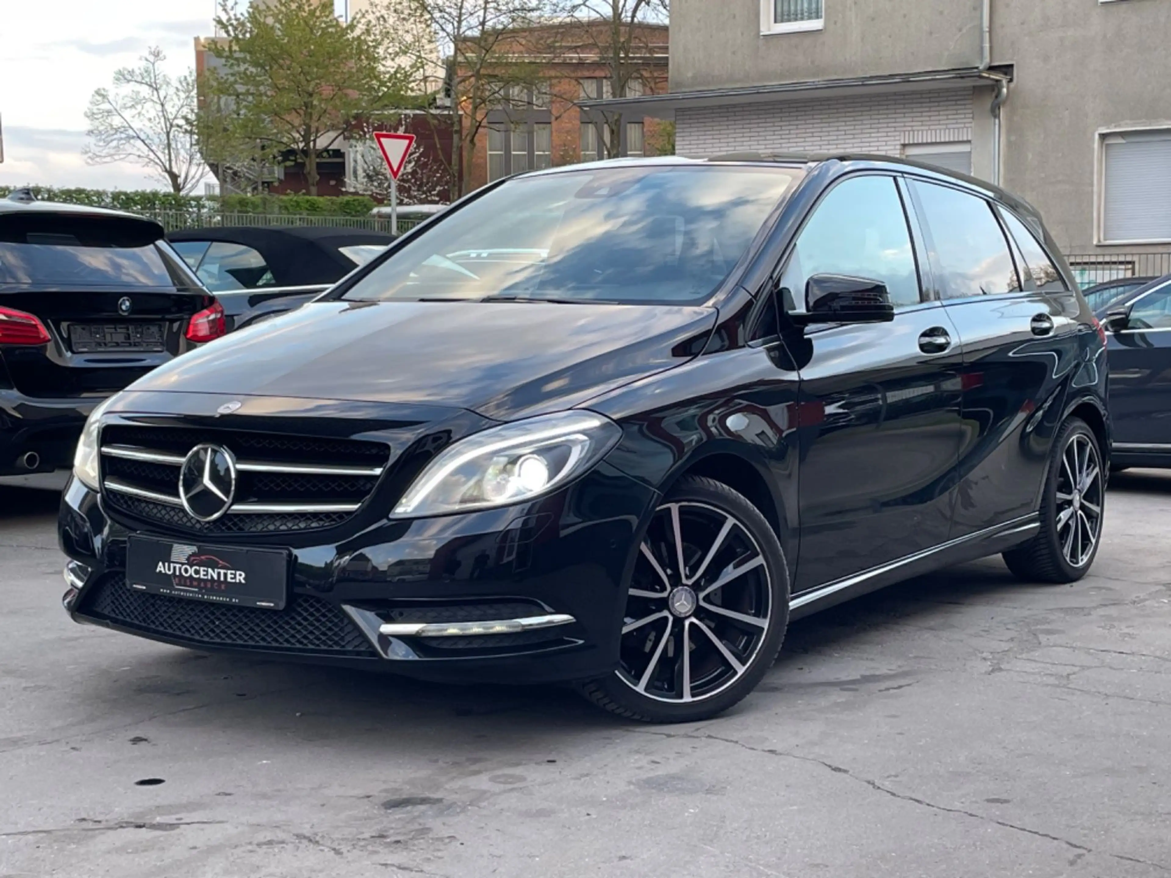 Mercedes-Benz B 200 Automatik NAVI/BI-XENON/R-KAMERA/SHZ