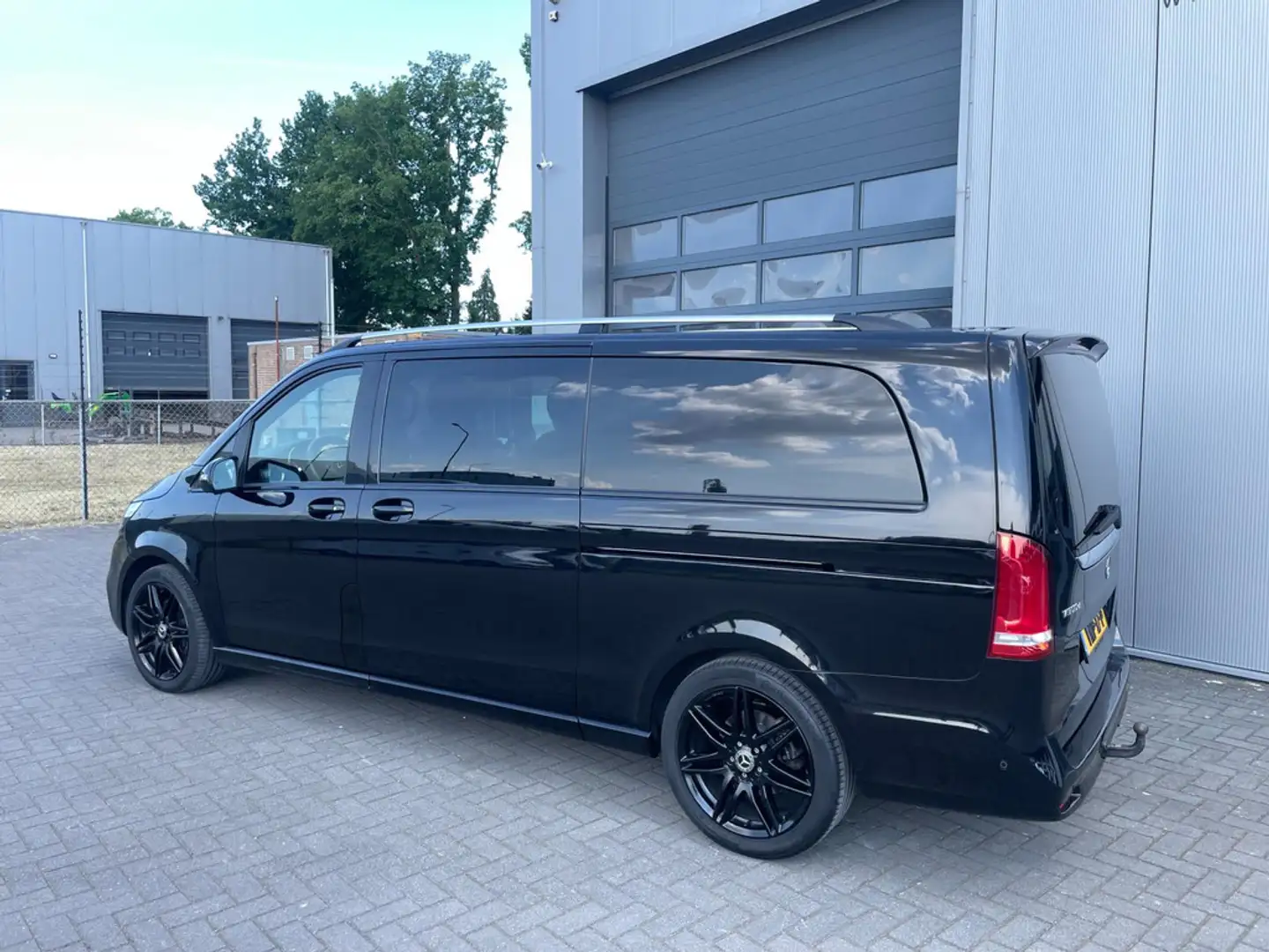 Mercedes-Benz V 300 300d XL DC Avantgarde Edition | AMG | Burmester Noir - 2