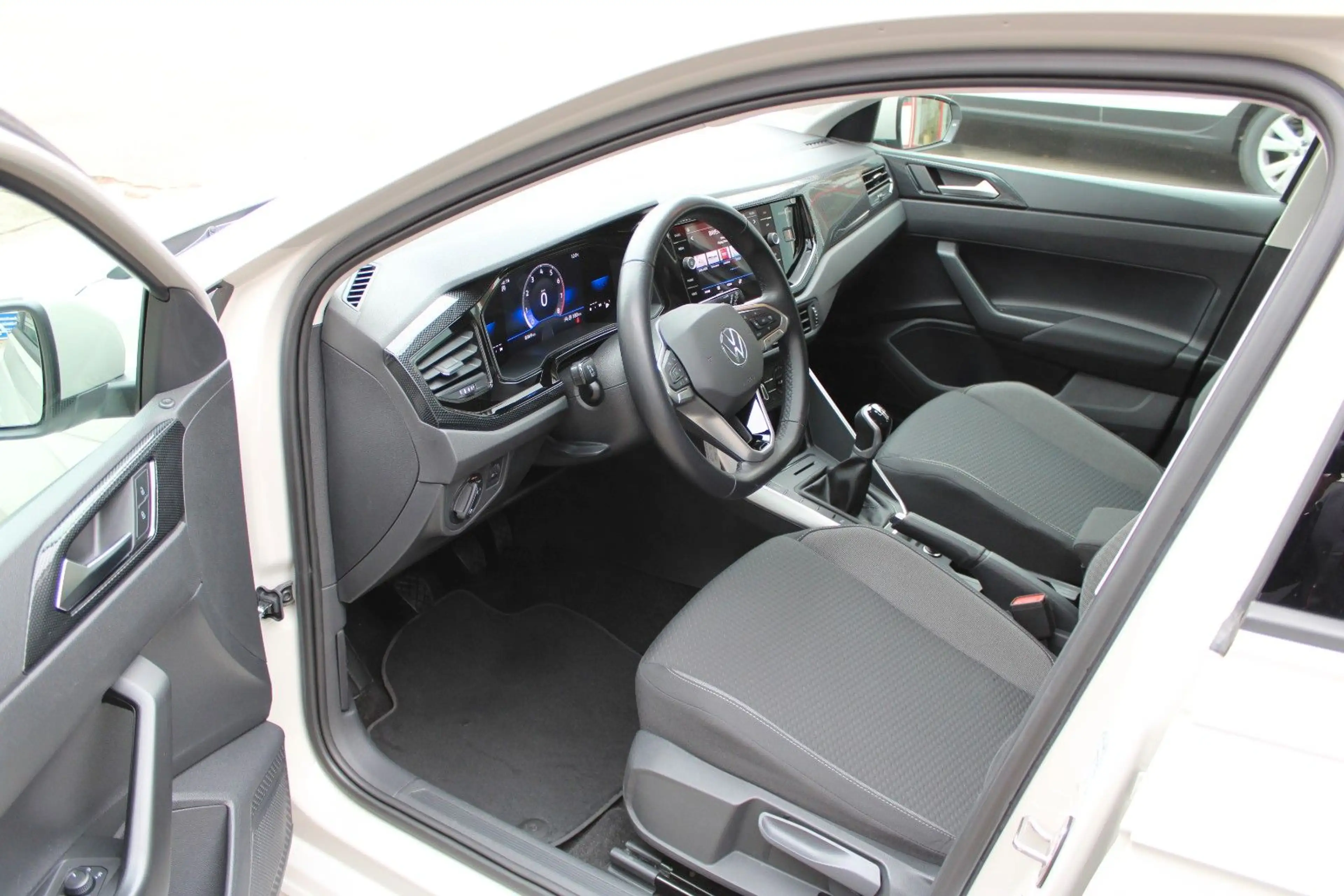 Volkswagen Polo 1.0 TSI Life mit 8.380 km in Ascotgrau — photo 7