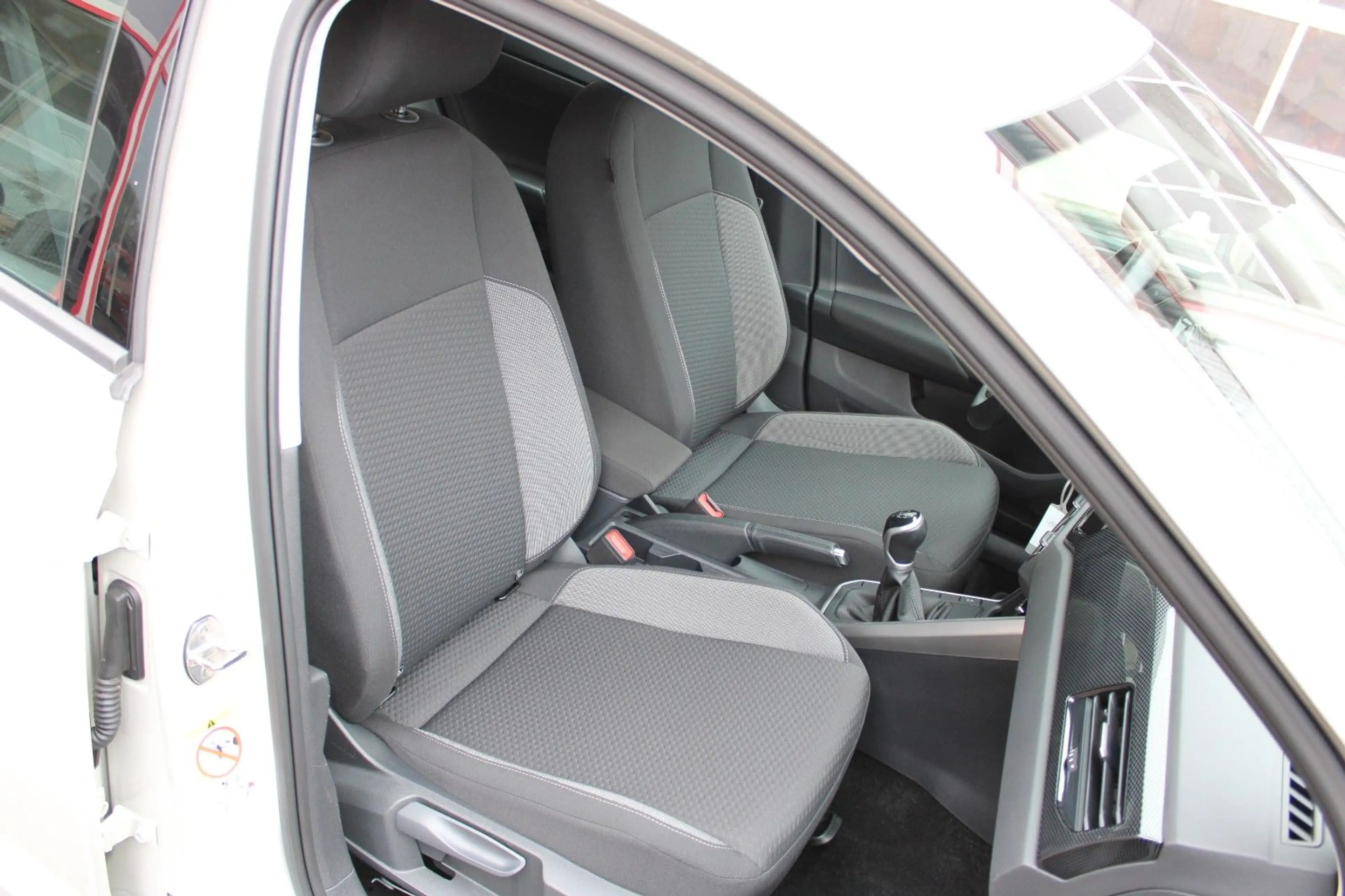 Volkswagen Polo 1.0 TSI Life mit 8.380 km in Ascotgrau — photo 9