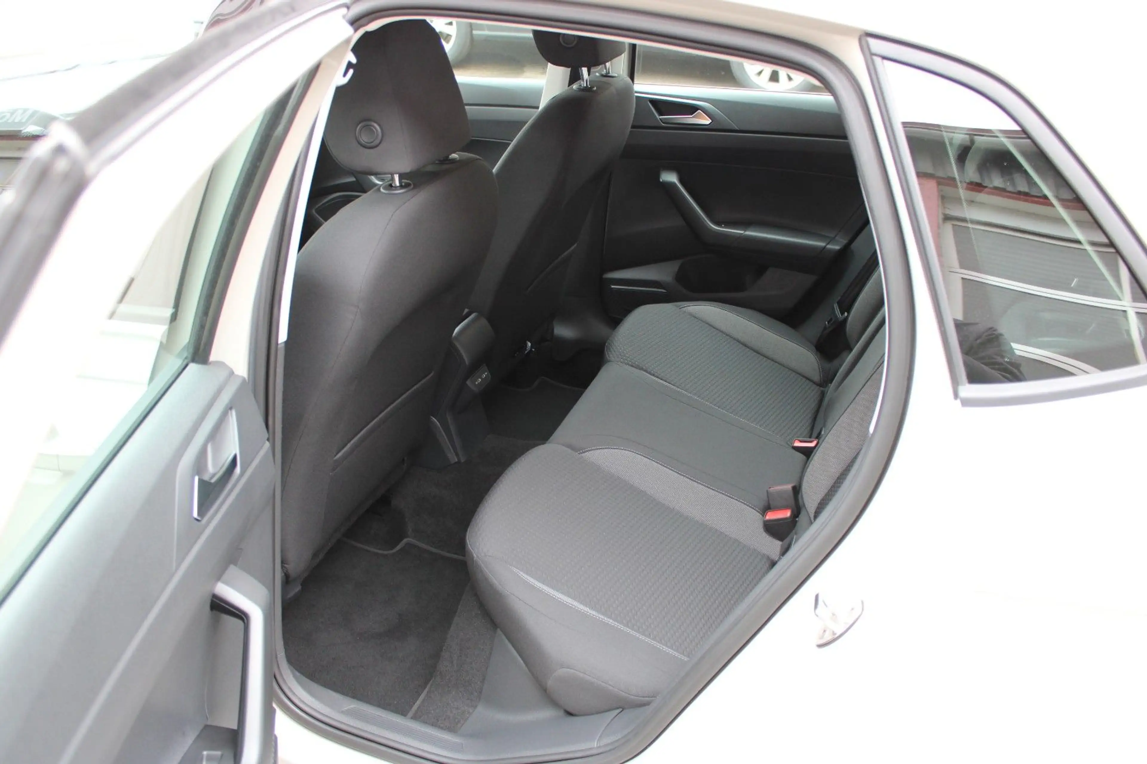 Volkswagen Polo 1.0 TSI Life mit 8.380 km in Ascotgrau — photo 10