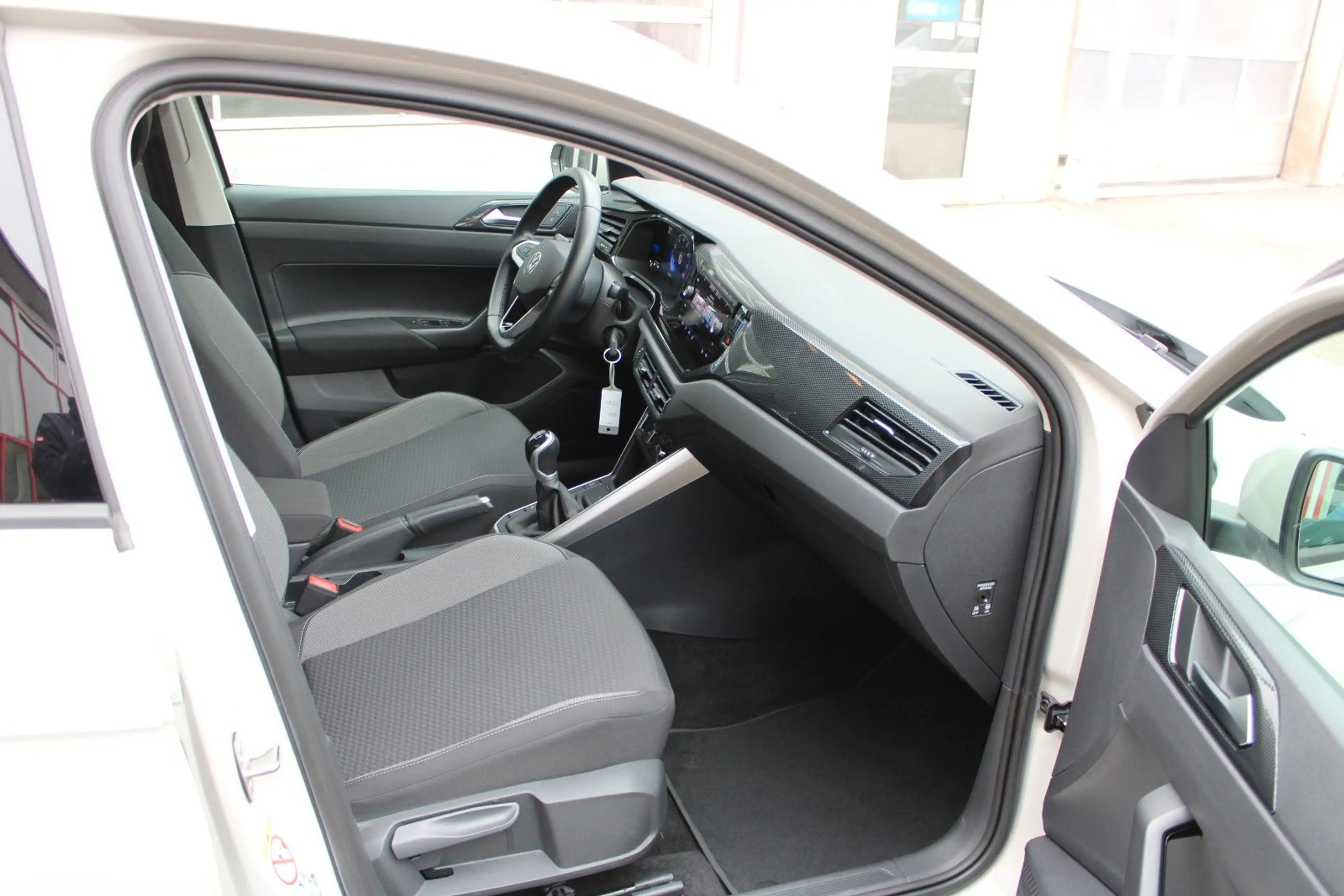 Volkswagen Polo 1.0 TSI Life mit 8.380 km in Ascotgrau — photo 8