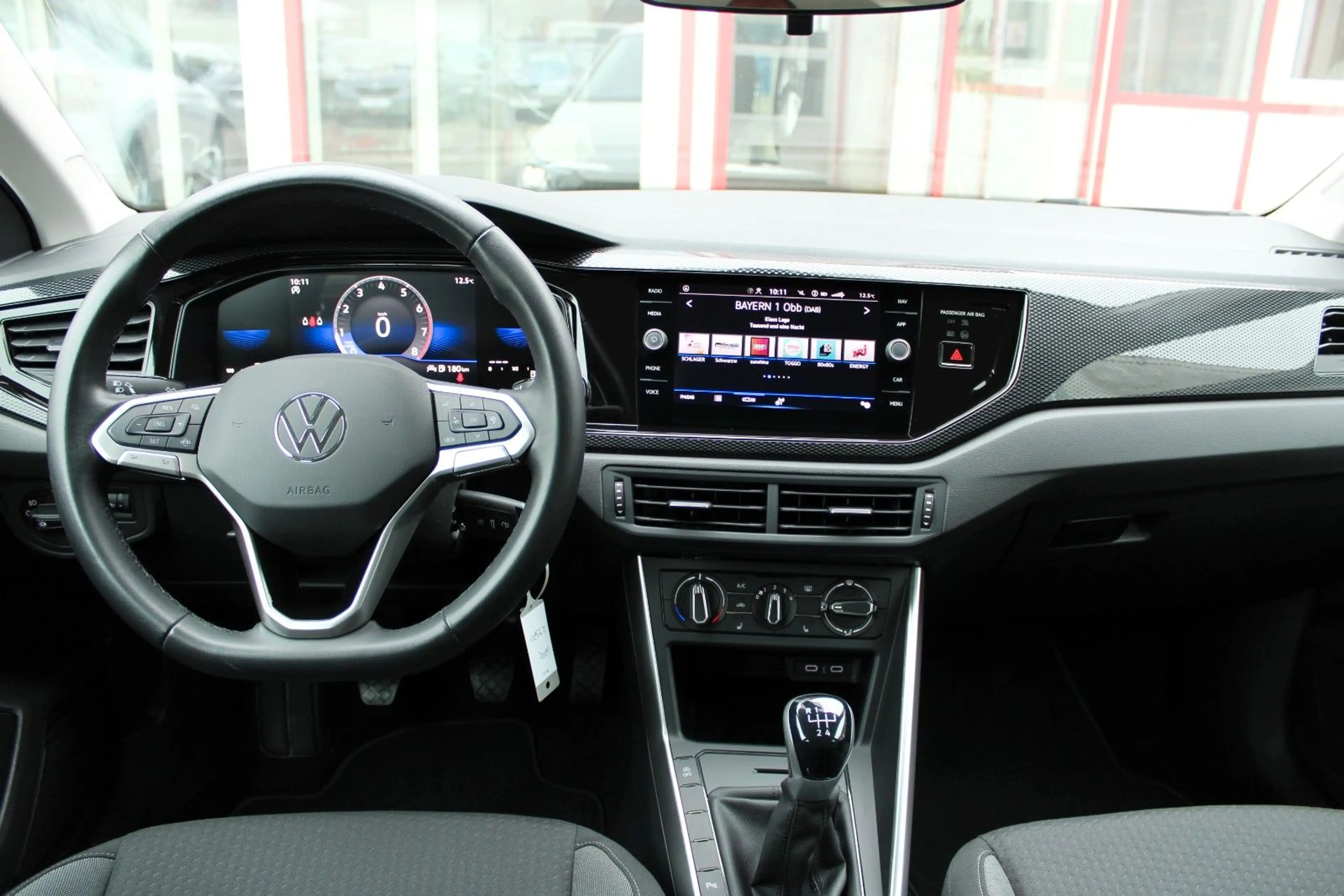Volkswagen Polo 1.0 TSI Life mit 8.380 km in Ascotgrau — photo 6
