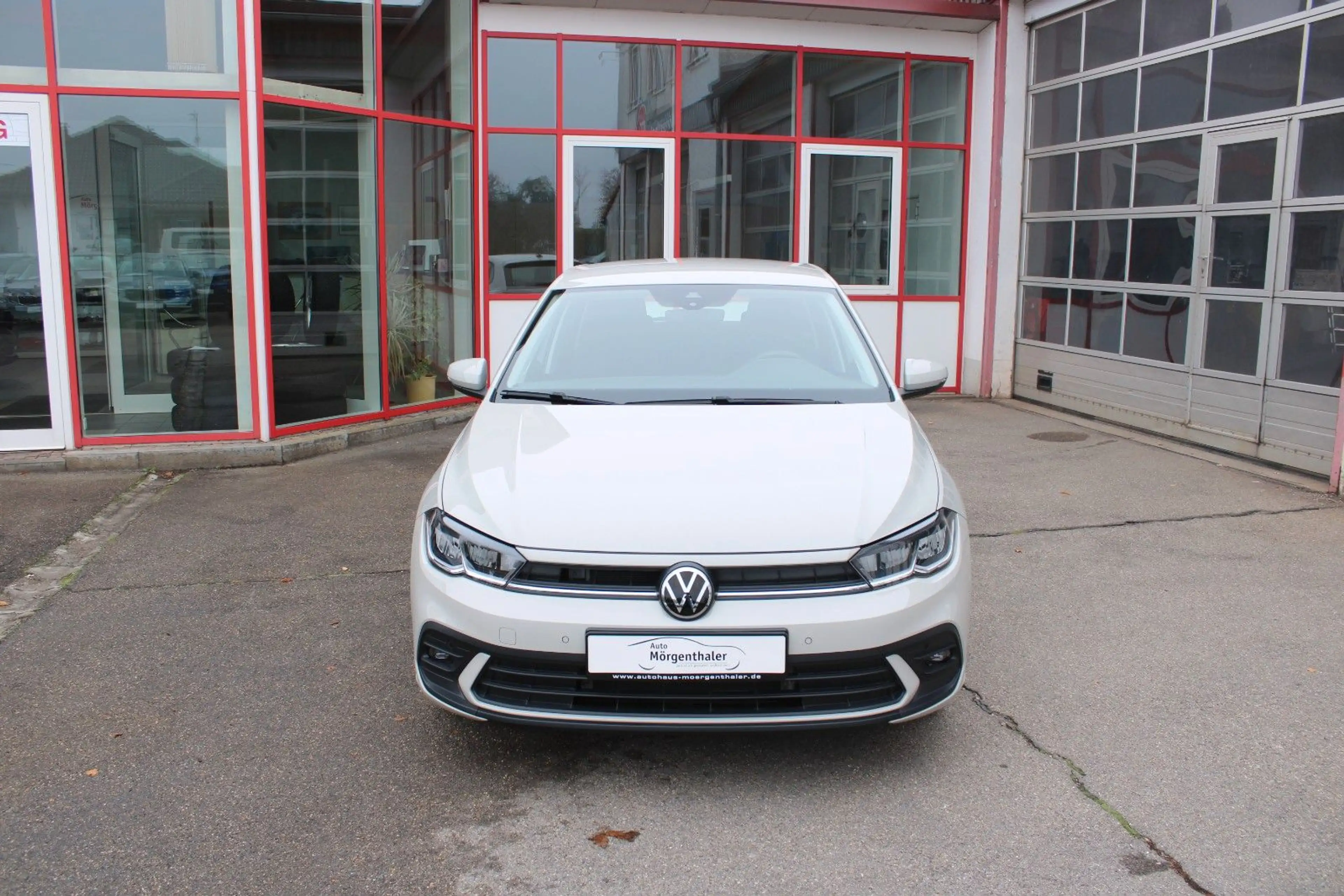 Volkswagen Polo 1.0 TSI Life mit 8.380 km in Ascotgrau — photo 2