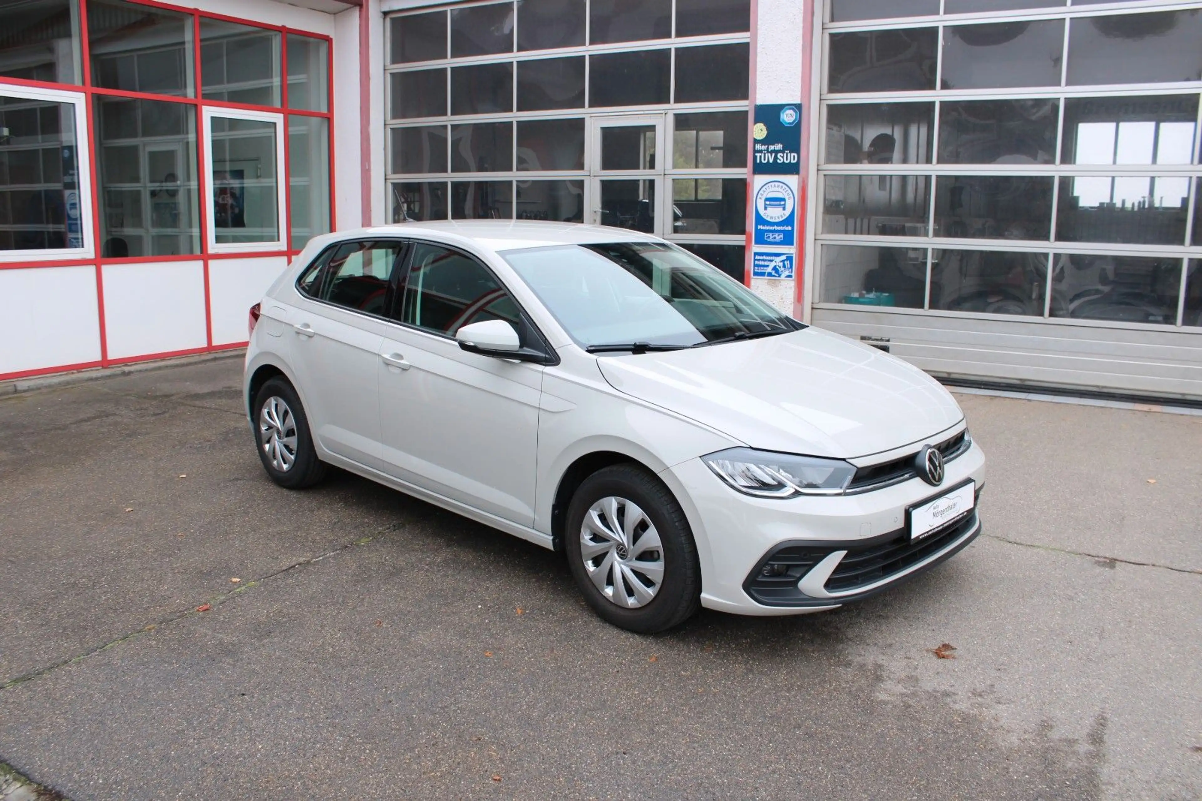 Volkswagen Polo 1.0 TSI Life mit 8.380 km in Ascotgrau — photo 3