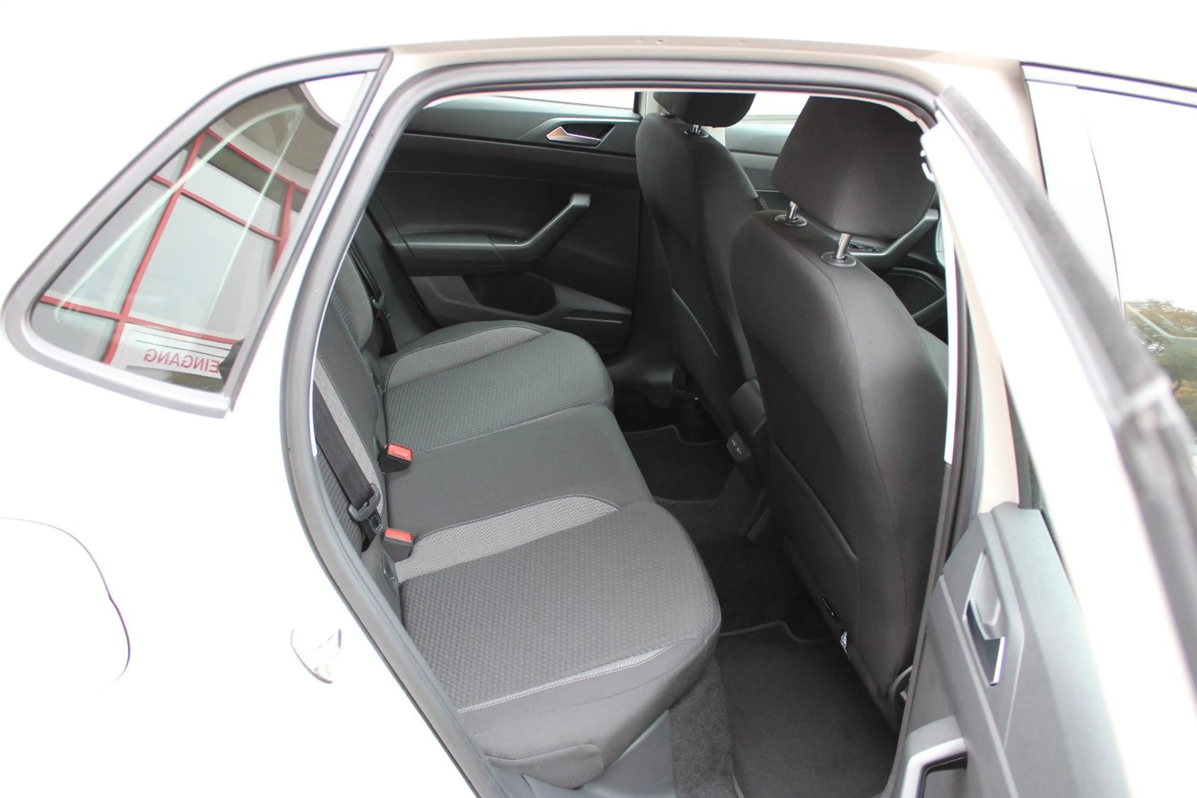 Volkswagen Polo 1.0 TSI Life mit 8.380 km in Ascotgrau — photo 11