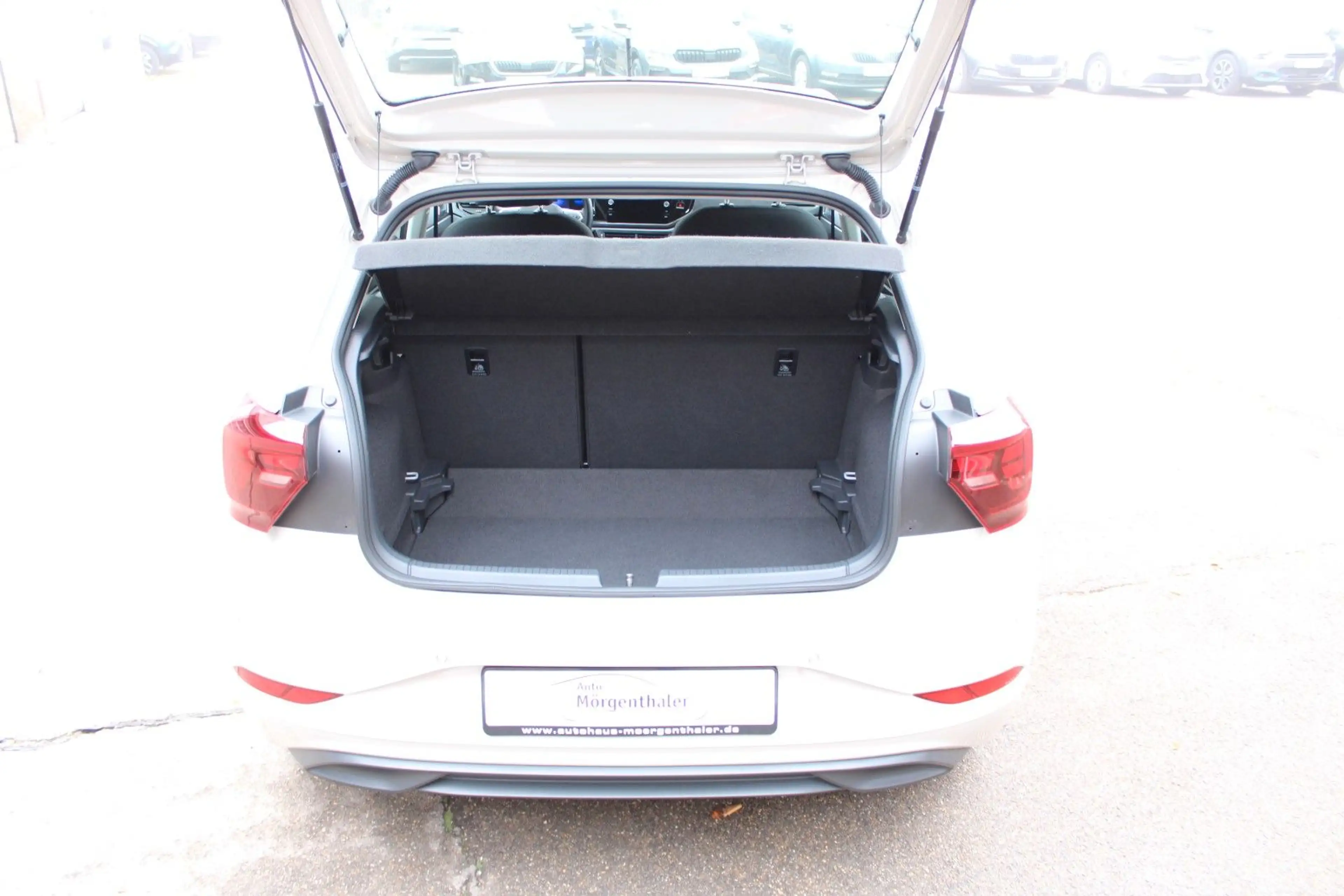 Volkswagen Polo 1.0 TSI Life mit 8.380 km in Ascotgrau — photo 12