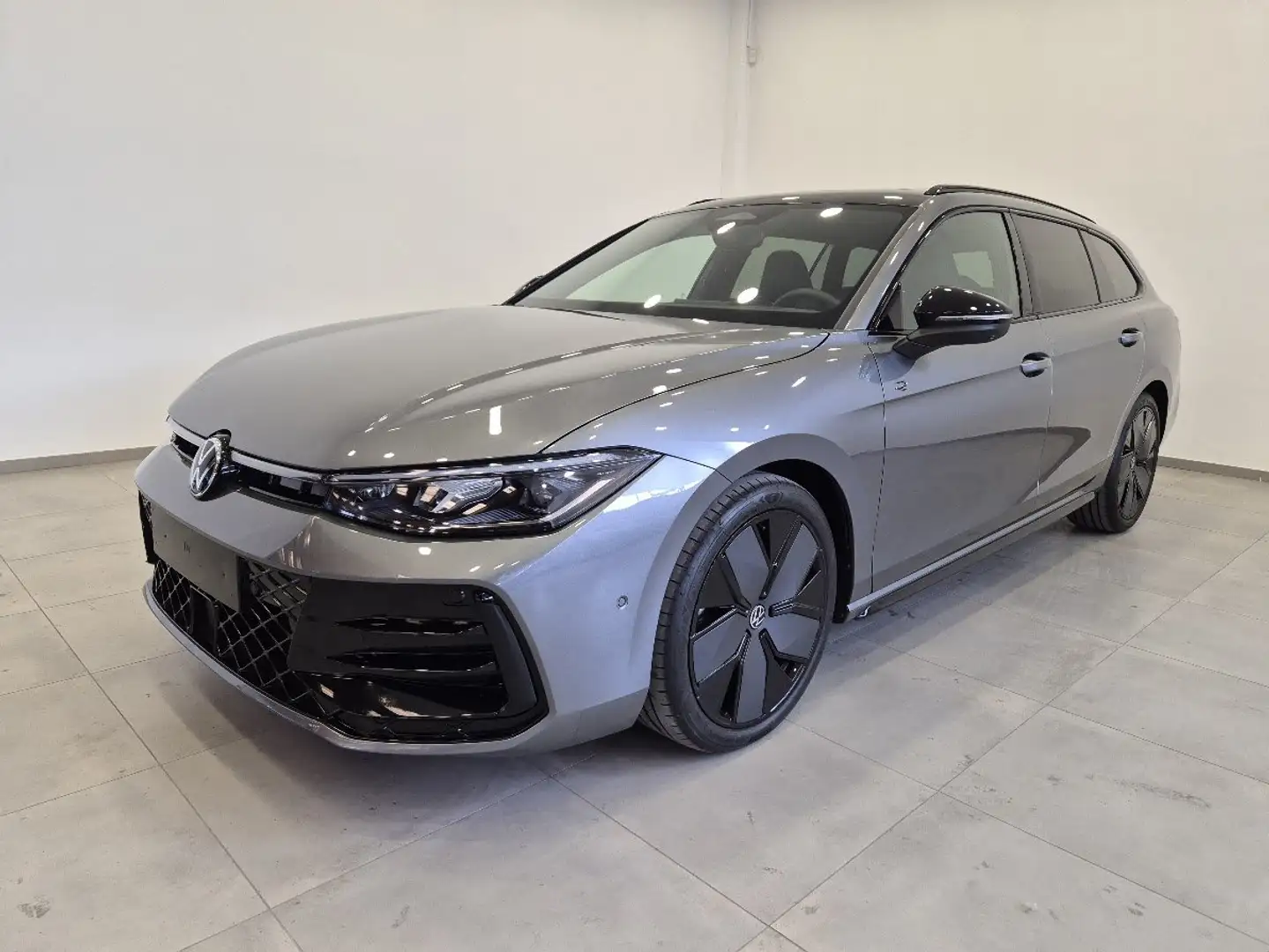 Volkswagen Passat 2.0 TDI 150 CV SCR EVO DSG R-Line - ACC/Lim - Cam Grigio - 1