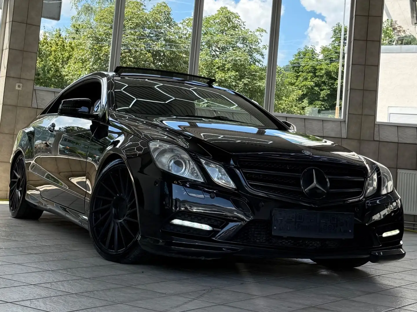 Mercedes-Benz E 350 BlueEfficiency CDI *AMG-LINE*PANO*LEDER Schwarz - 1