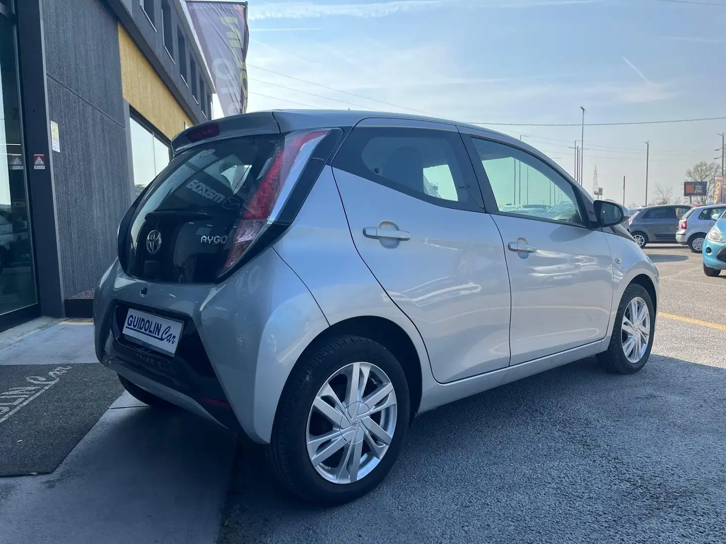 Toyota Aygo 1.0 VVT-i 69 CV 5P x-play (NEOPATENTATI) Silber - 2