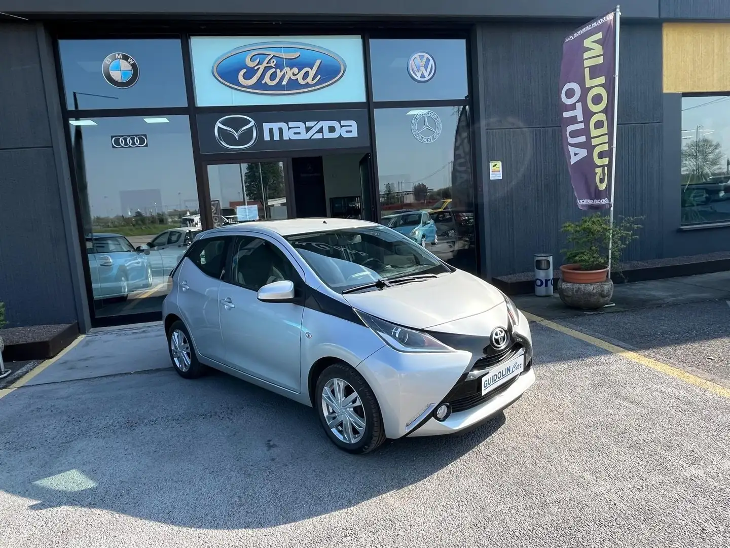 Toyota Aygo 1.0 VVT-i 69 CV 5P x-play (NEOPATENTATI) Silber - 1