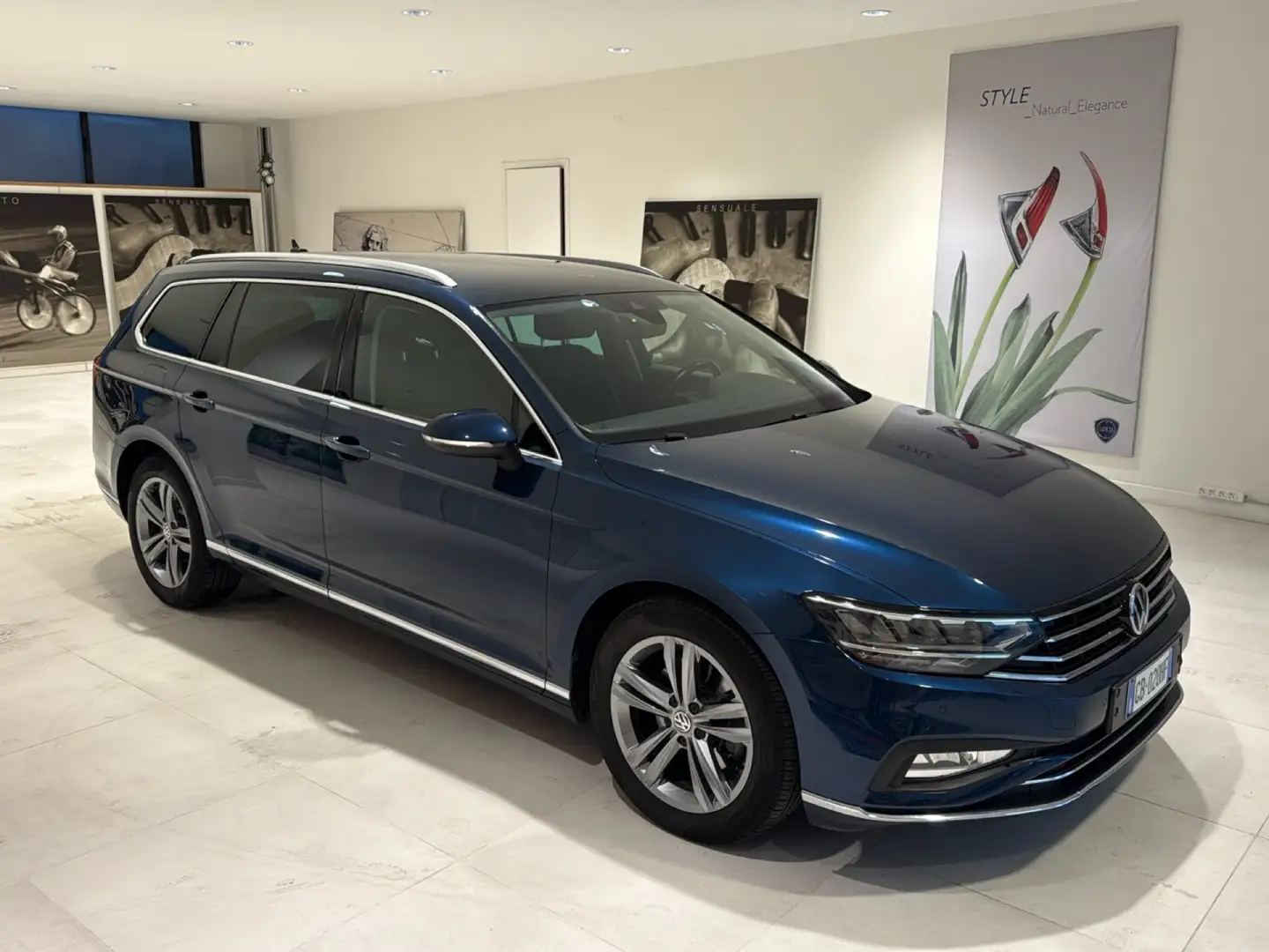 Volkswagen Passat Variant 2.0TDI 150cv EVO DSG Executive Navi LED Blau - 2