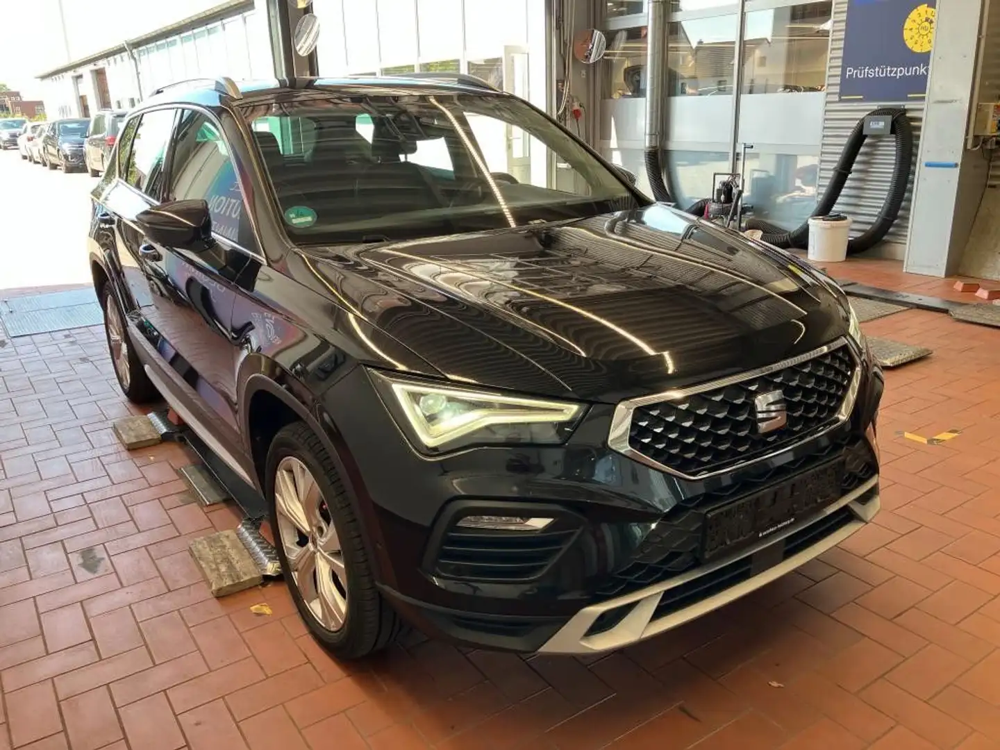 SEAT Ateca Xperience2.0TDI DSG LED Navi SHZ ACC Noir - 2