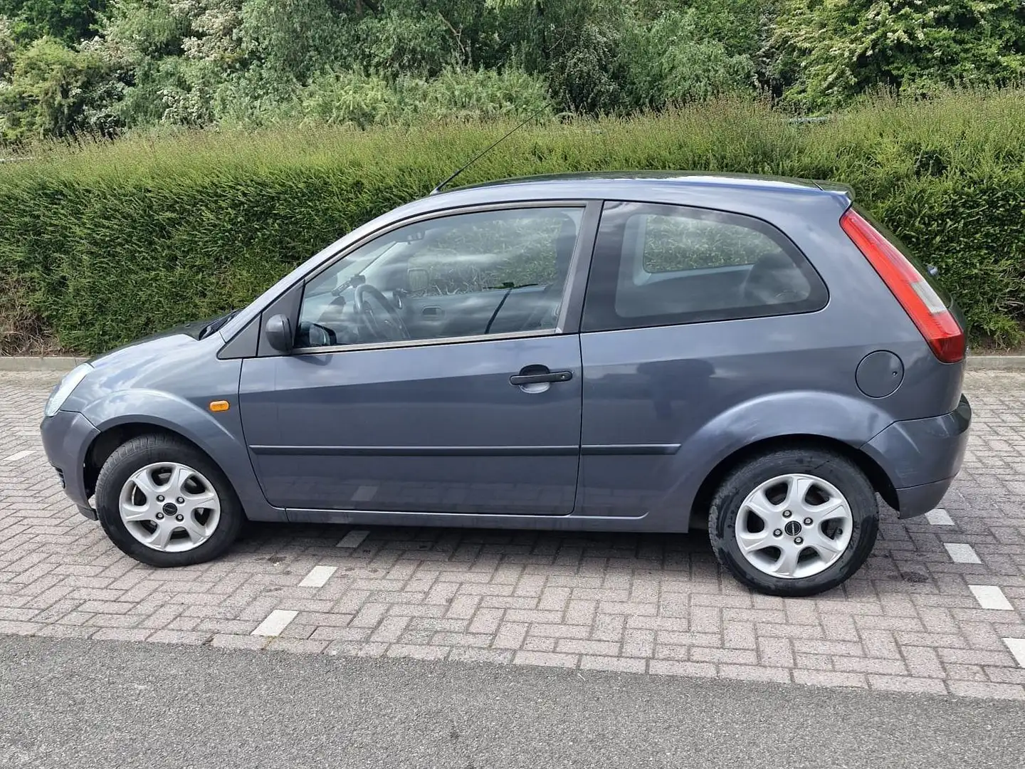 Ford Fiesta Fiesta 1.3 Gris - 2