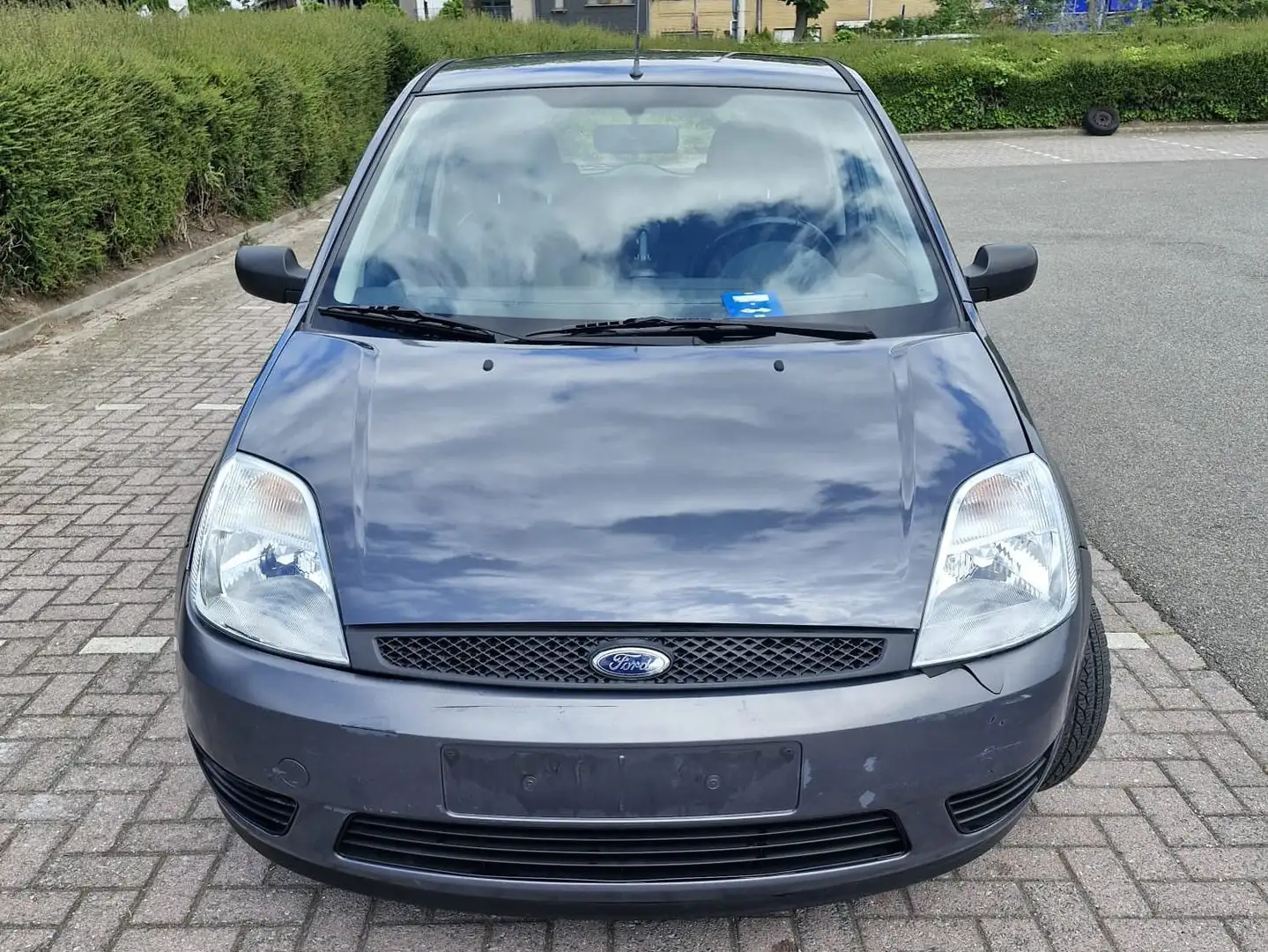Ford Fiesta Fiesta 1.3 Gris - 1