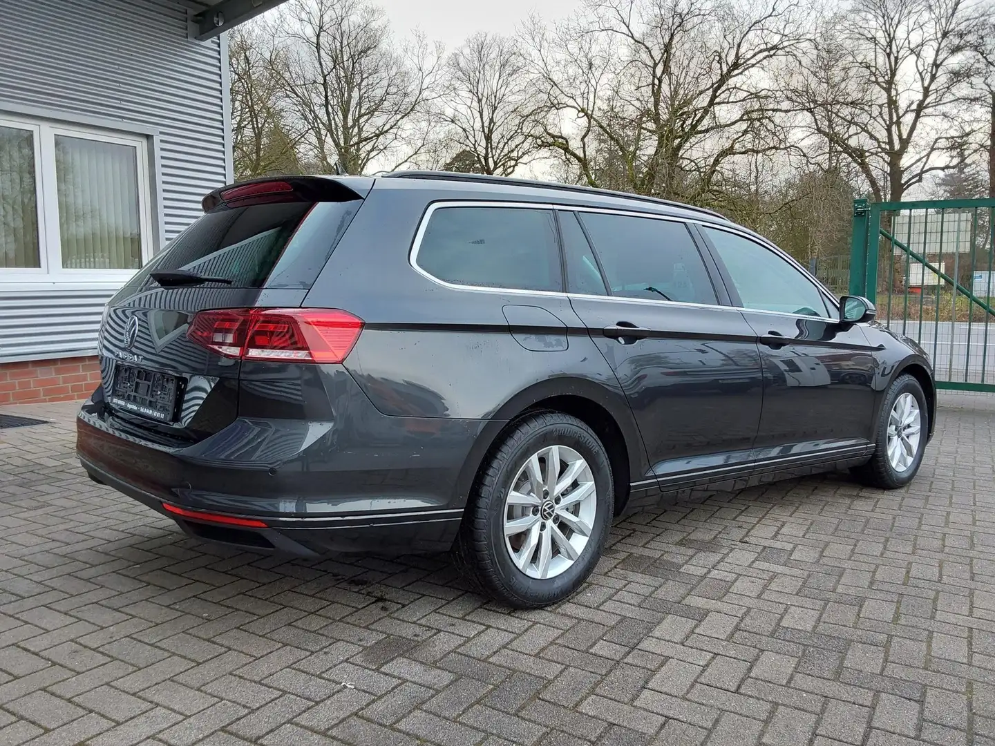 Volkswagen Passat Variant 1.5 TSI DSG Business ACC/LED/PDC/SHZ 110 kW (15... Gris - 2