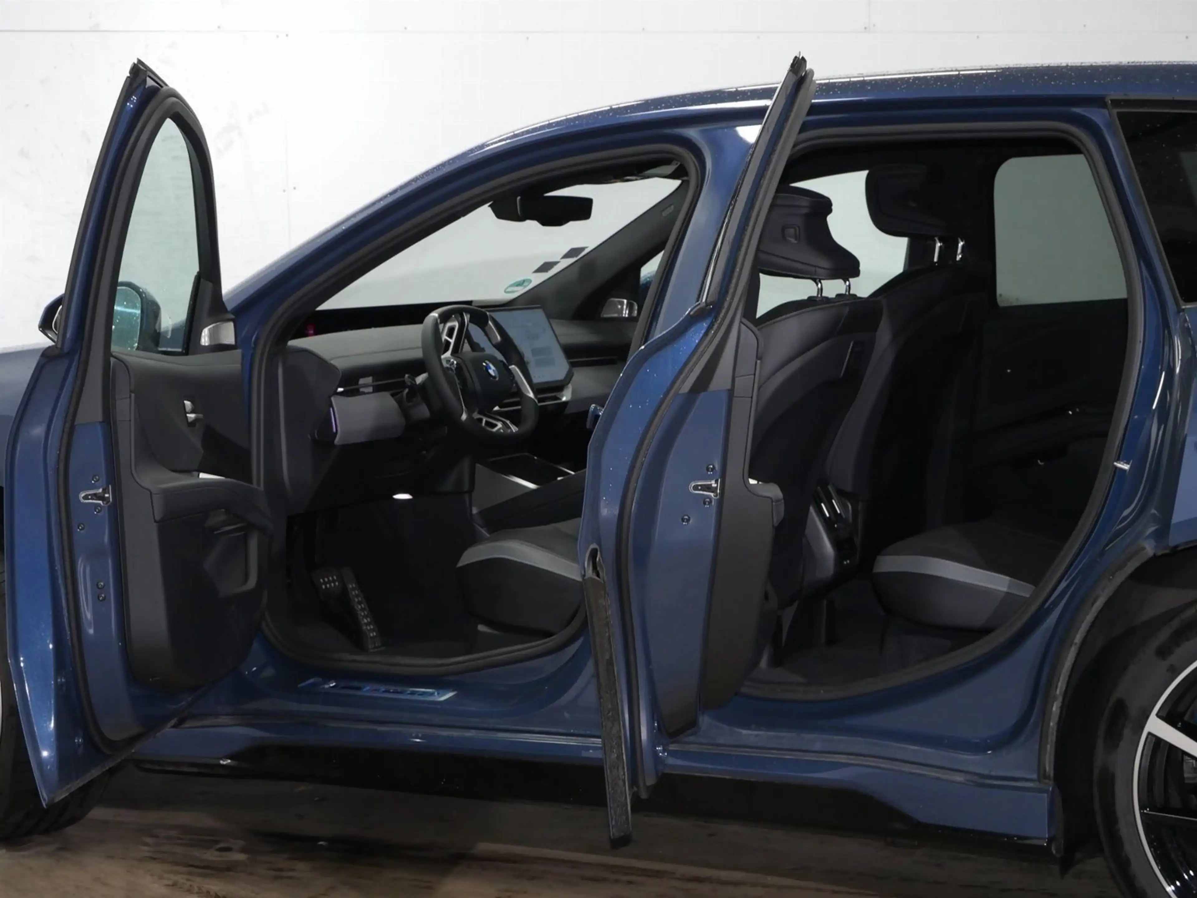 BMW iX3 50 xDrive — photo 6