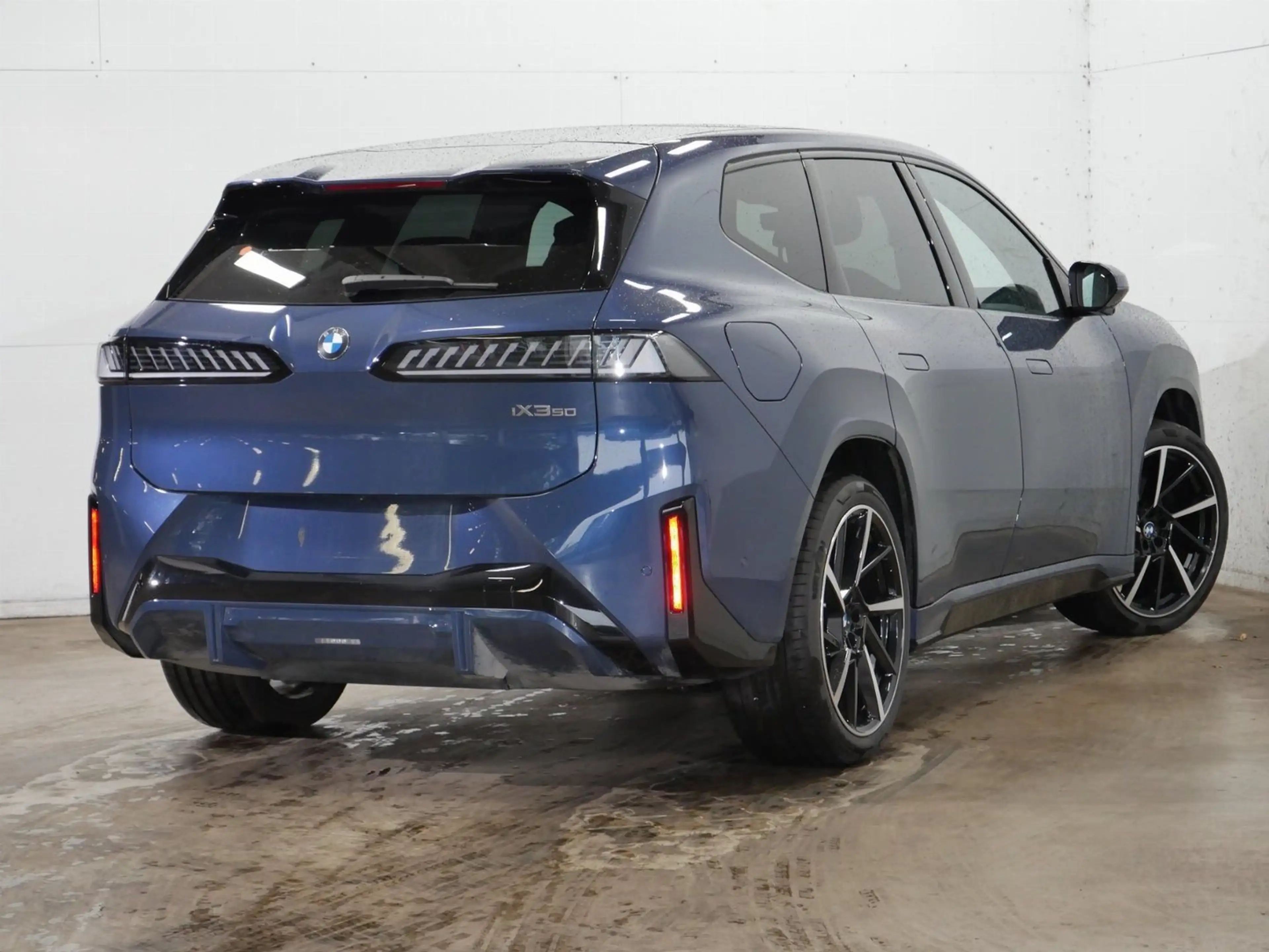 BMW iX3 50 xDrive — photo 3